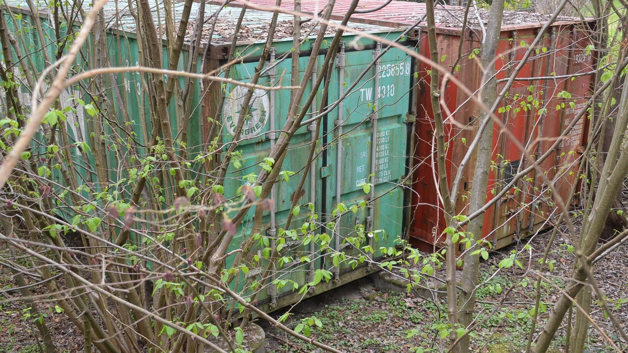 Im Garten des Hauses von Anett Carolin Kaiser stehen mehrere Überseecontainer, die inzwischen von der Gemeinde Morsbach gesichert worden sind.