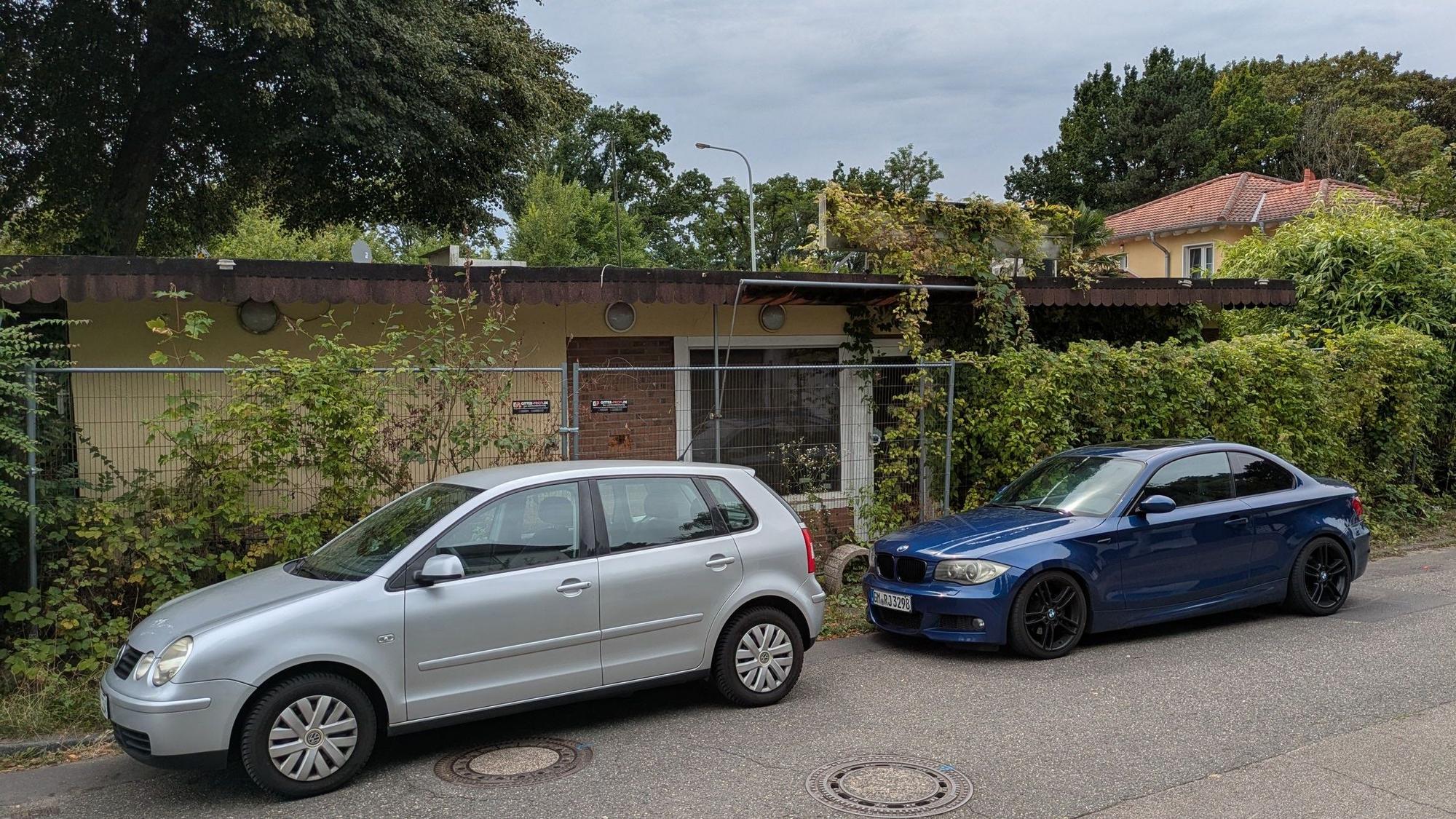 Die Bauzäune stehen direkt an dem zugewucherten Kiosk.