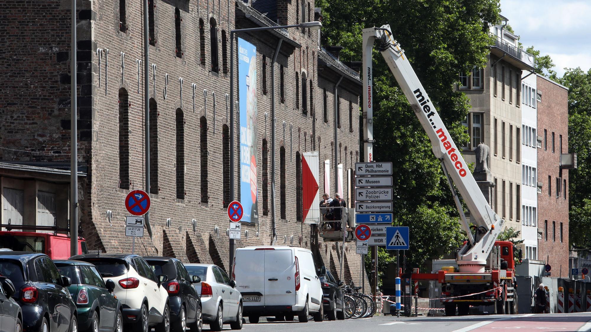 Die rot-weißen Fensterläden am Zeughaus, in der Fachsprache Schlagläden genannt, wurden seit Montag abgenommen, weil sie marode sind. Das Gebäude zeigt sich jetzt ohne die Fensterläden.