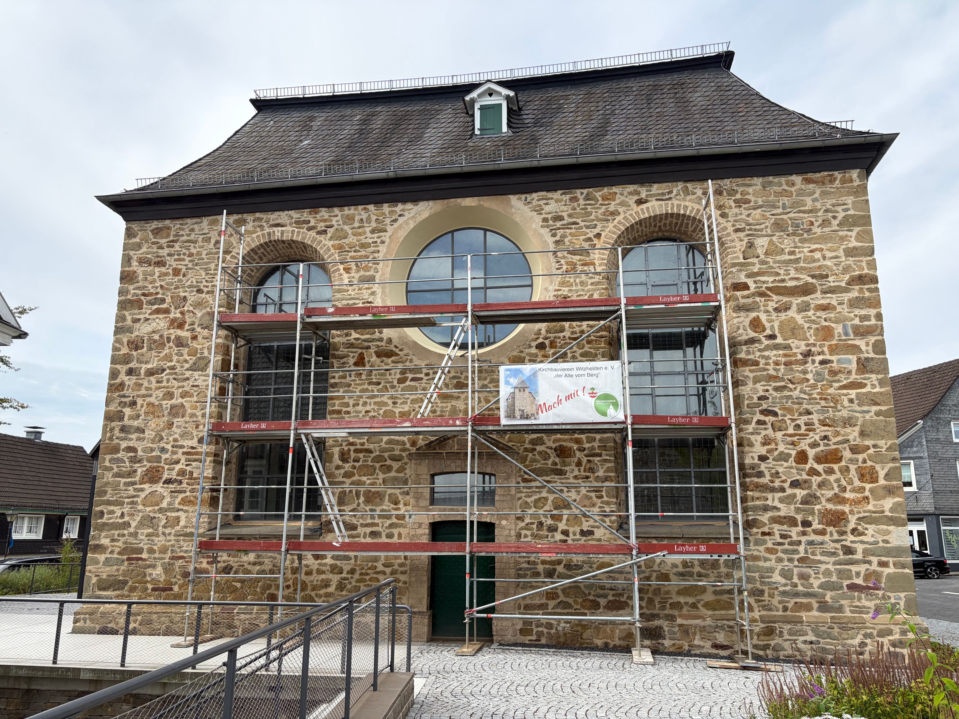 An der Straßenseite und an der Giebelseite der Witzheldener Kirche laufen die ersten Arbeiten zur Sanierung der Kirchenfenster.