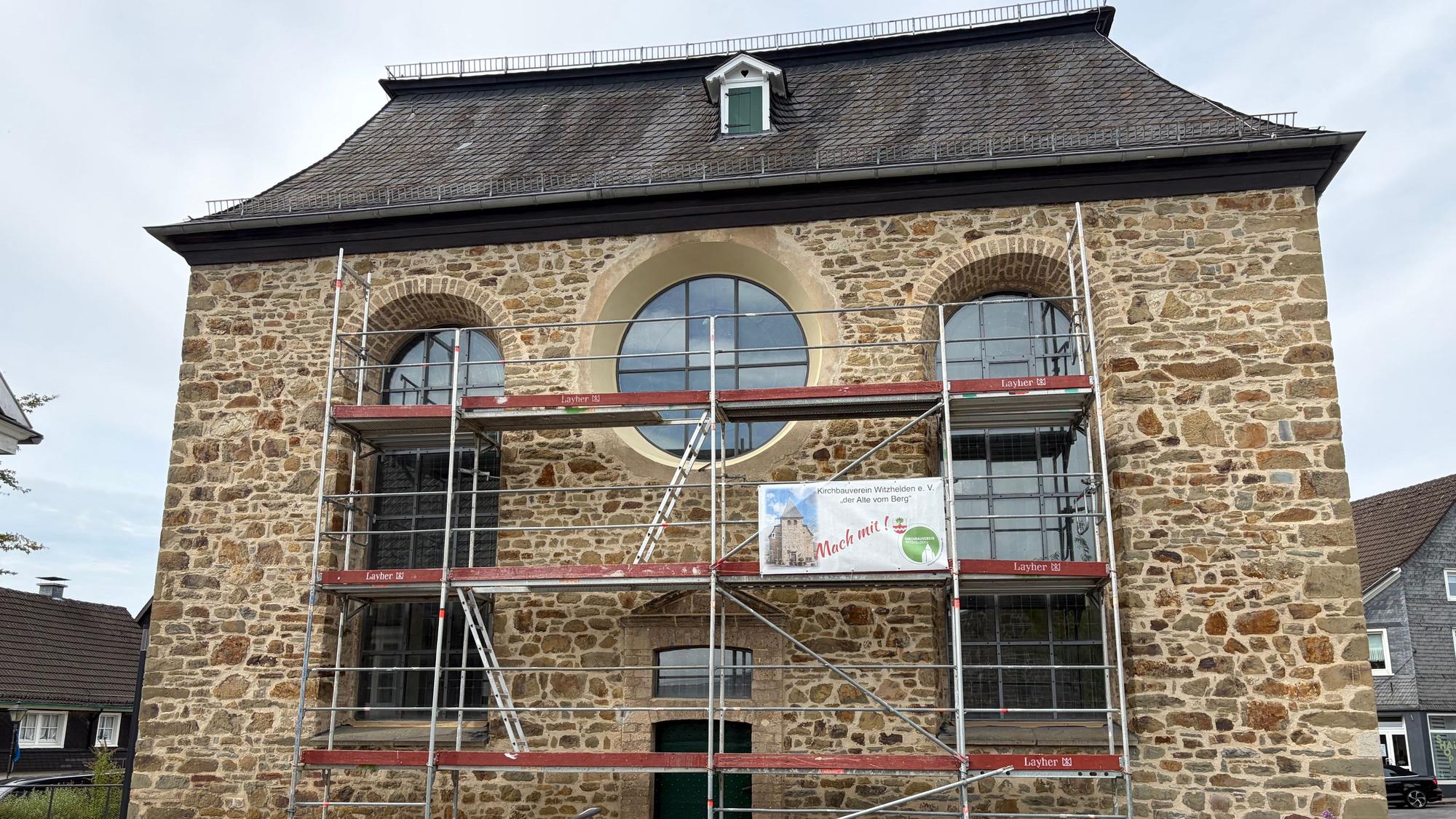 An der Straßenseite und an der Giebelseite der Witzheldener Kirche laufen die ersten Arbeiten zur Sanierung der Kirchenfenster.