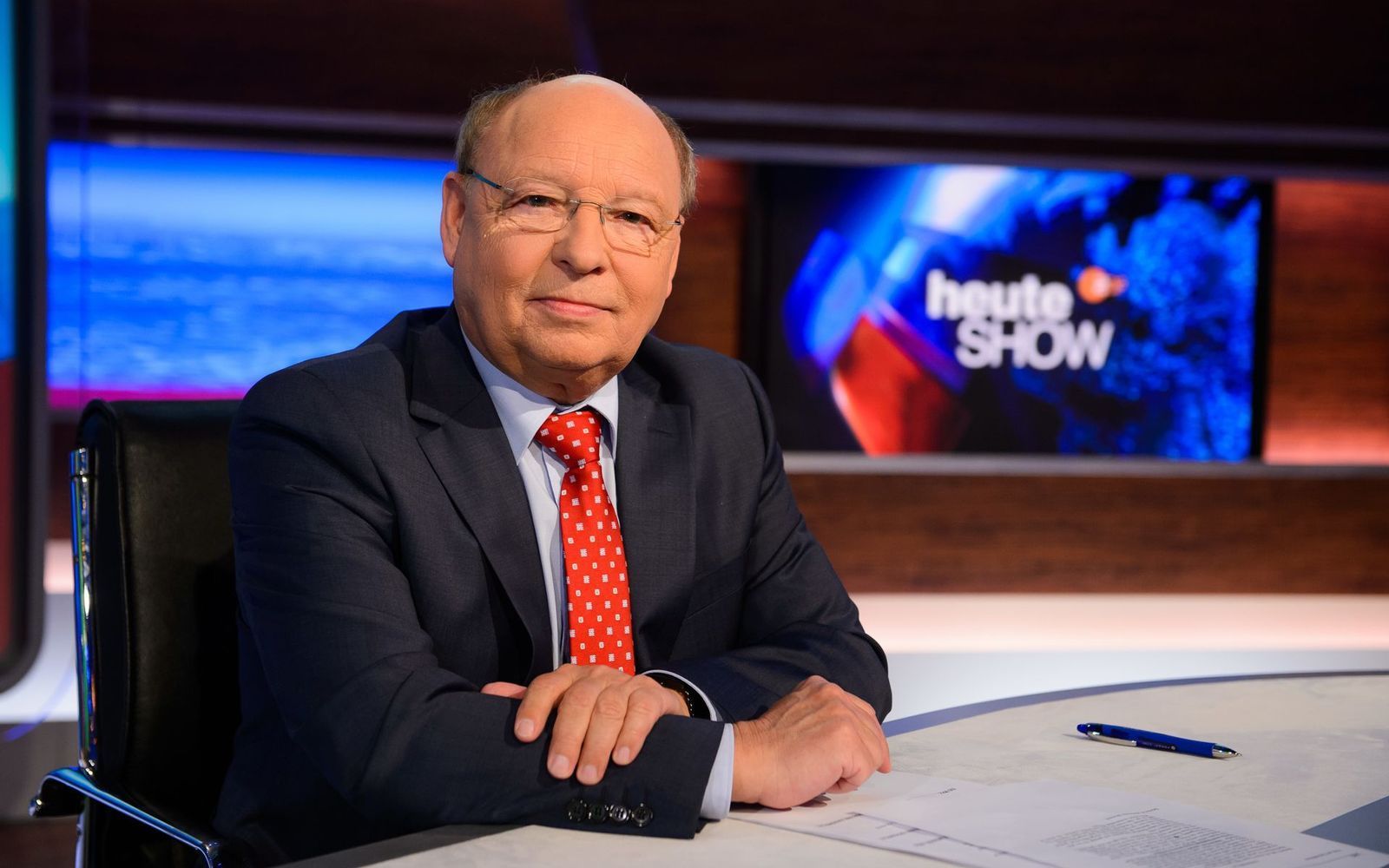Seit 2009 spielt Hans-Joachim Heist den cholerischen Gernot Hassknecht in der „heute-show“. Einige fürchteten wegen dieser Rolle sogar um seine Gesundheit, verrät der 77-Jährige im Interview. (Bild: ZDF / Willi Weber)