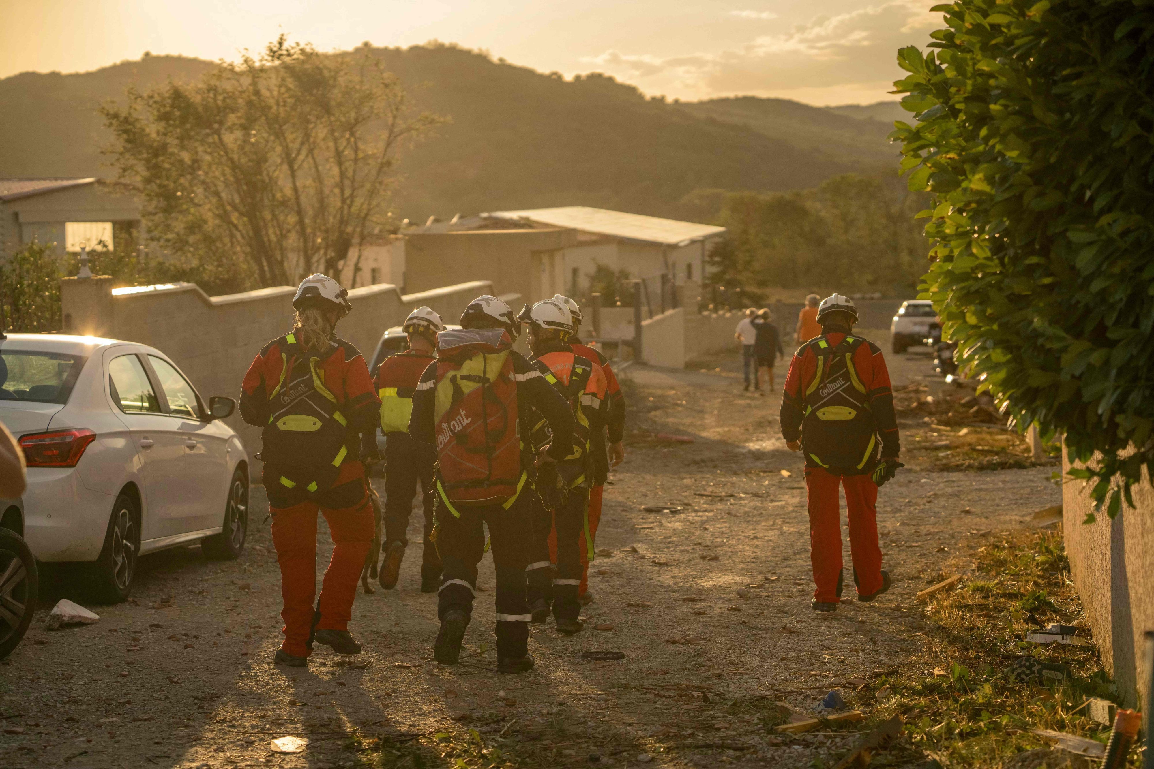 Einsatzkräfte der Feuerwehr nach dem Tornado im Südwesten Frankreichs.
