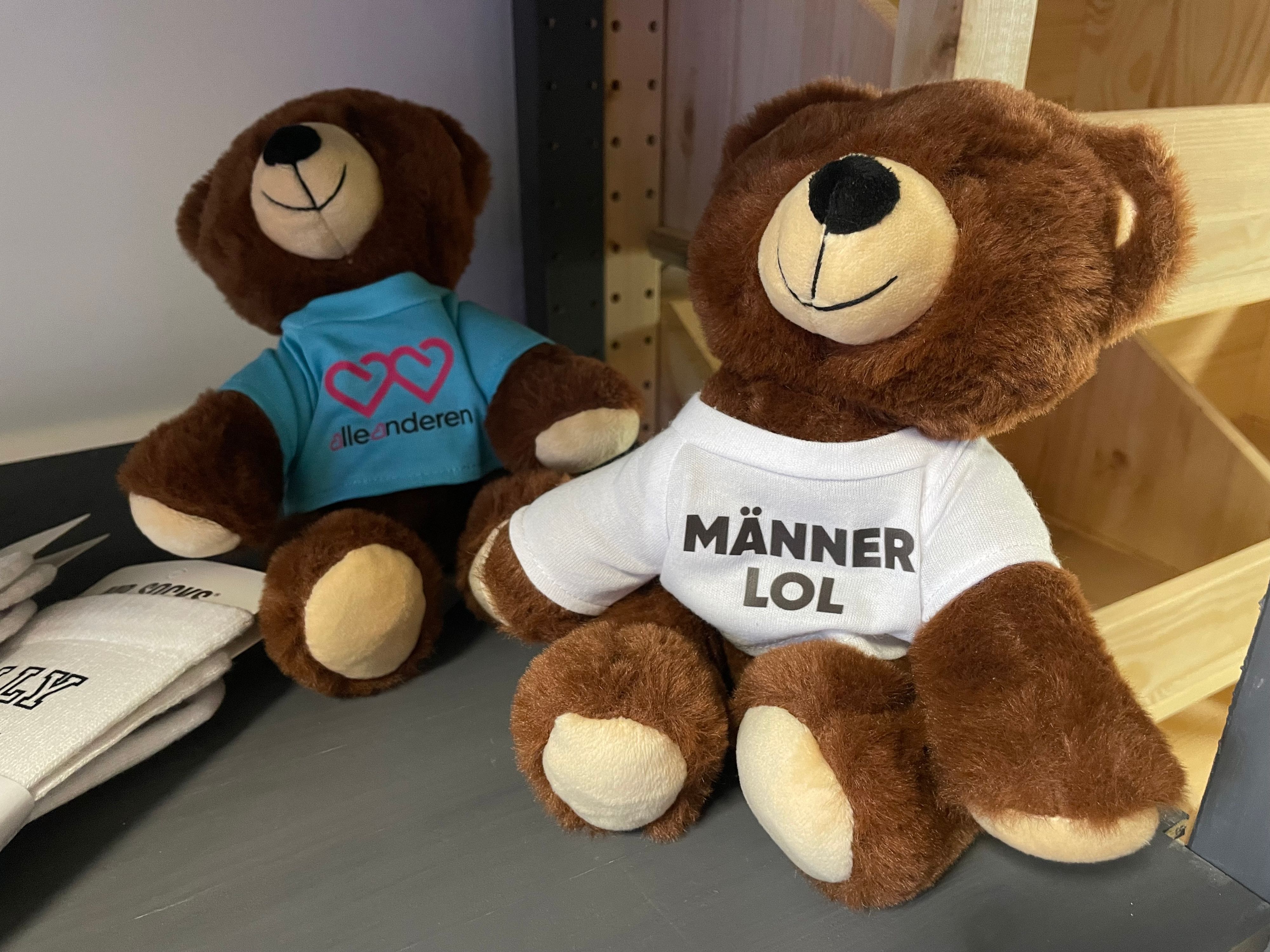 Das Buehnchen hat sogar schon eigene Merchandise-Produkte. Zwei Teddybären tragen T-Shirts mit feministischen Botschaften.