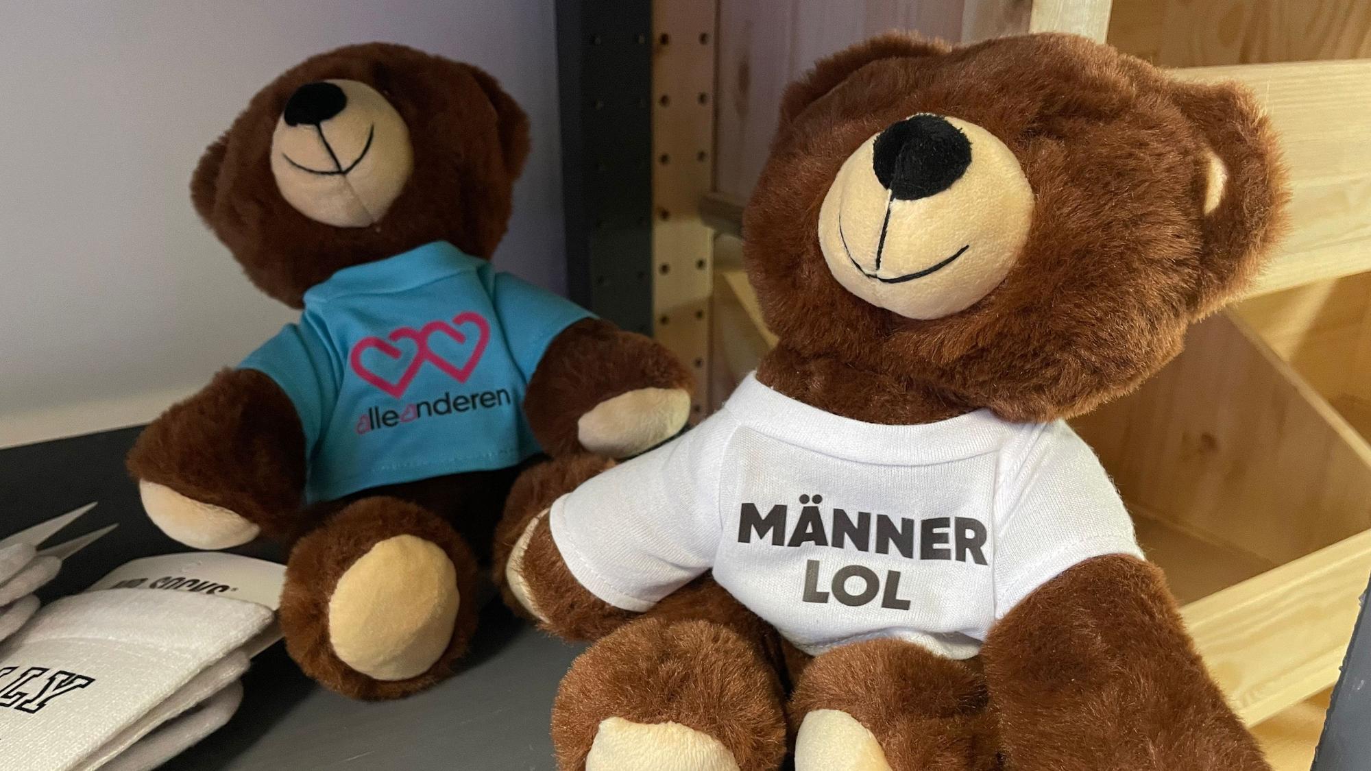 Das Buehnchen hat sogar schon eigene Merchandise-Produkte. Zwei Teddybären tragen T-Shirts mit feministischen Botschaften.