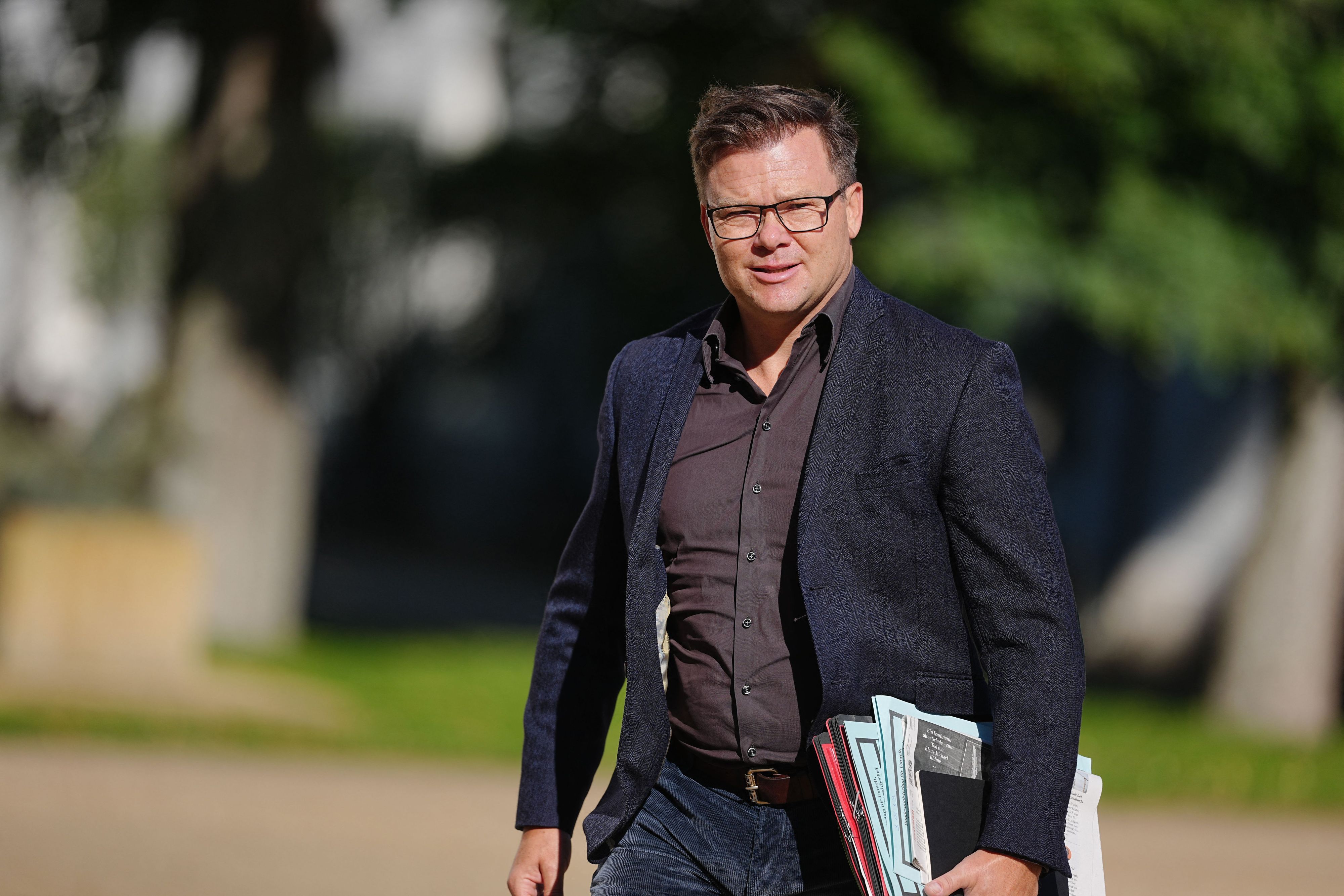 Carsten Schneider (SPD), Bundesminister für Umwelt, Klimaschutz, Naturschutz und nukleare Sicherheit, kommt zur Klausurtagung der Bundesregierung im Schloss Neuhardenberg. Das Bundeskabinett tagt hier für zwei Tage.