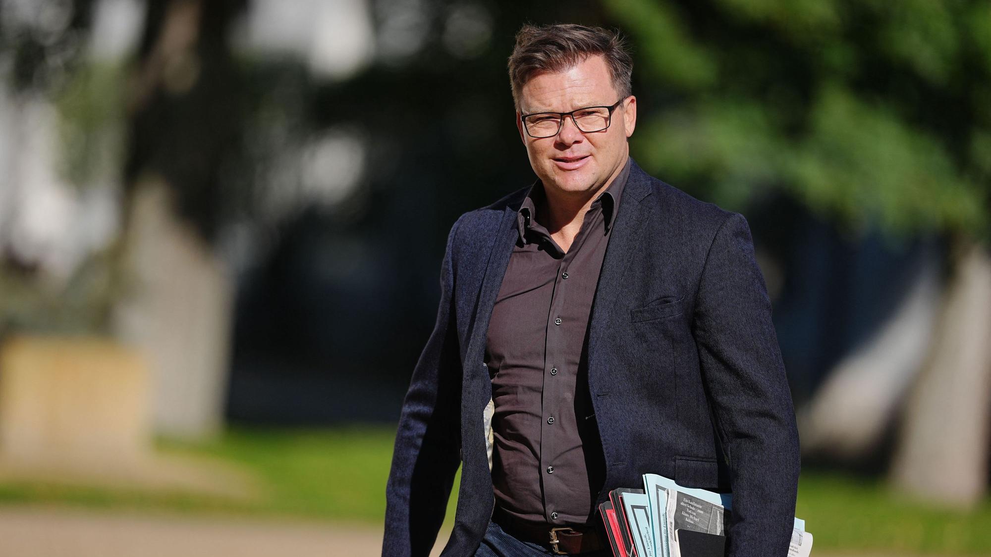 Carsten Schneider (SPD), Bundesminister für Umwelt, Klimaschutz, Naturschutz und nukleare Sicherheit, kommt zur Klausurtagung der Bundesregierung im Schloss Neuhardenberg. Das Bundeskabinett tagt hier für zwei Tage.