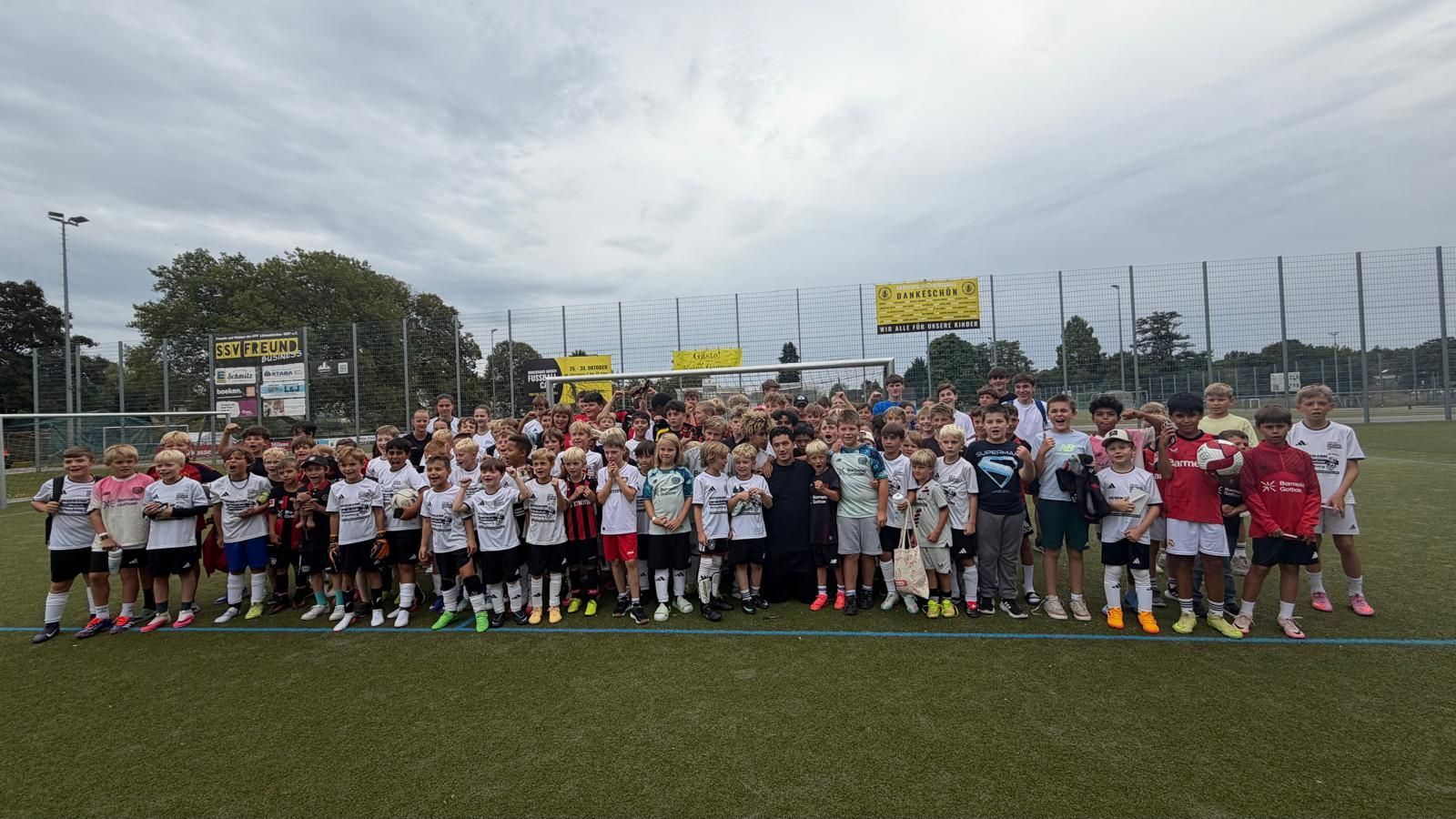 Bayer 04 -Spieler Ibo Maza besucht die Sportanlage des SSV Lützenkirchen.
