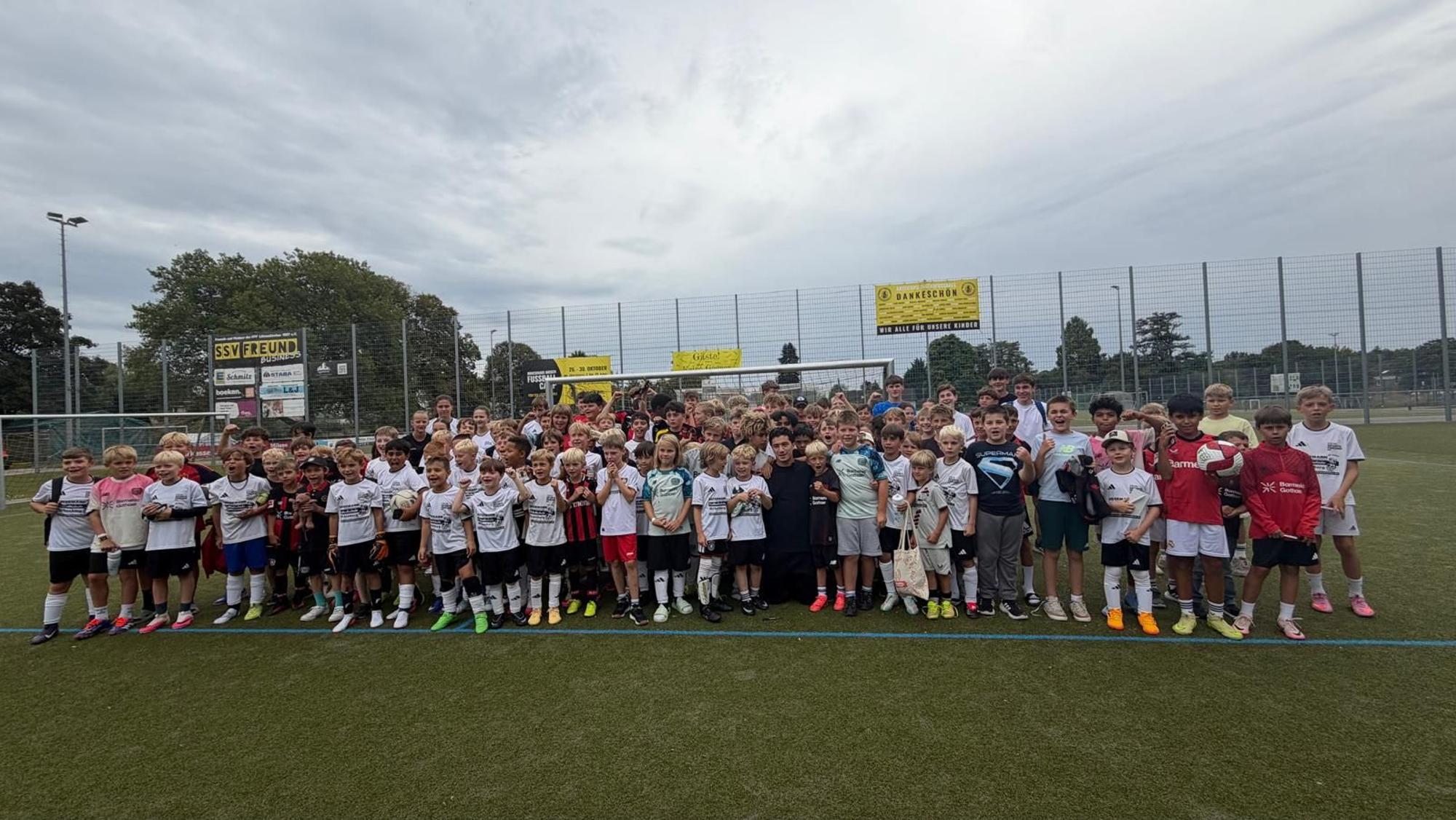 Bayer 04 -Spieler Ibo Maza besucht die Sportanlage des SSV Lützenkirchen.