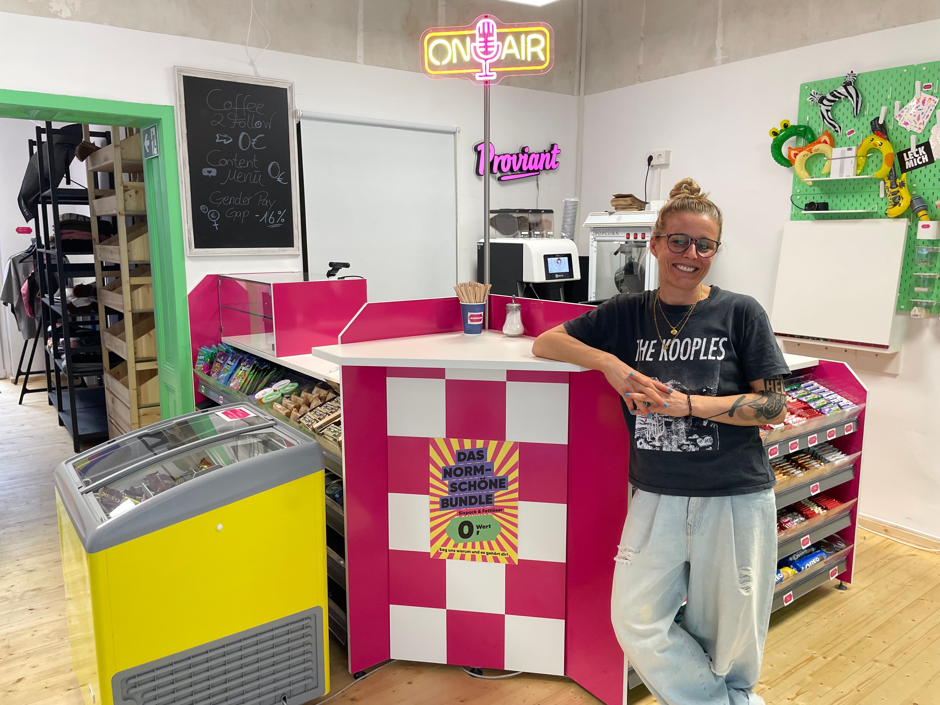 Geschäftsführerin Anna-Lena Pittelkow lehnt an der Theke ihres Kiosks.