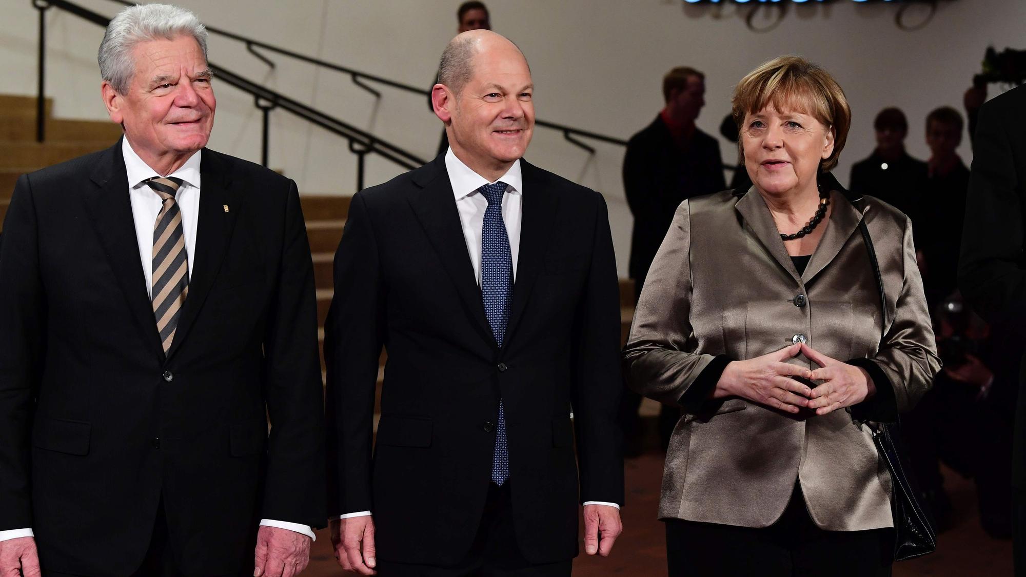 2017: Der damalige Bundespräsident Joachim Gauck, Hamburgs Erster Bürgermeister Olaf Scholz und Kanzlerin Angela Merkel bei der Eröffnung.