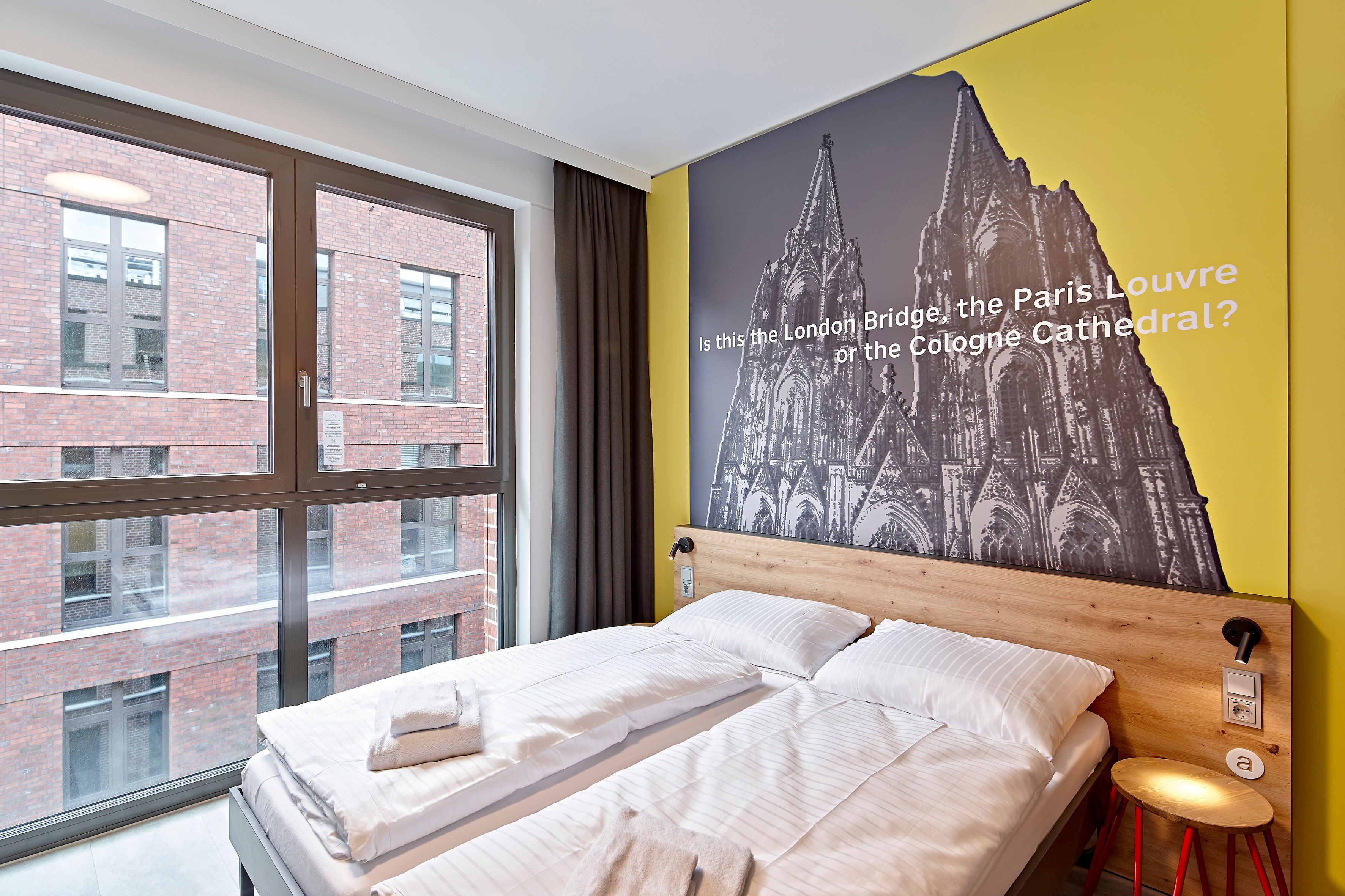 Blick in ein Zimmer des Meininger Hotels West.