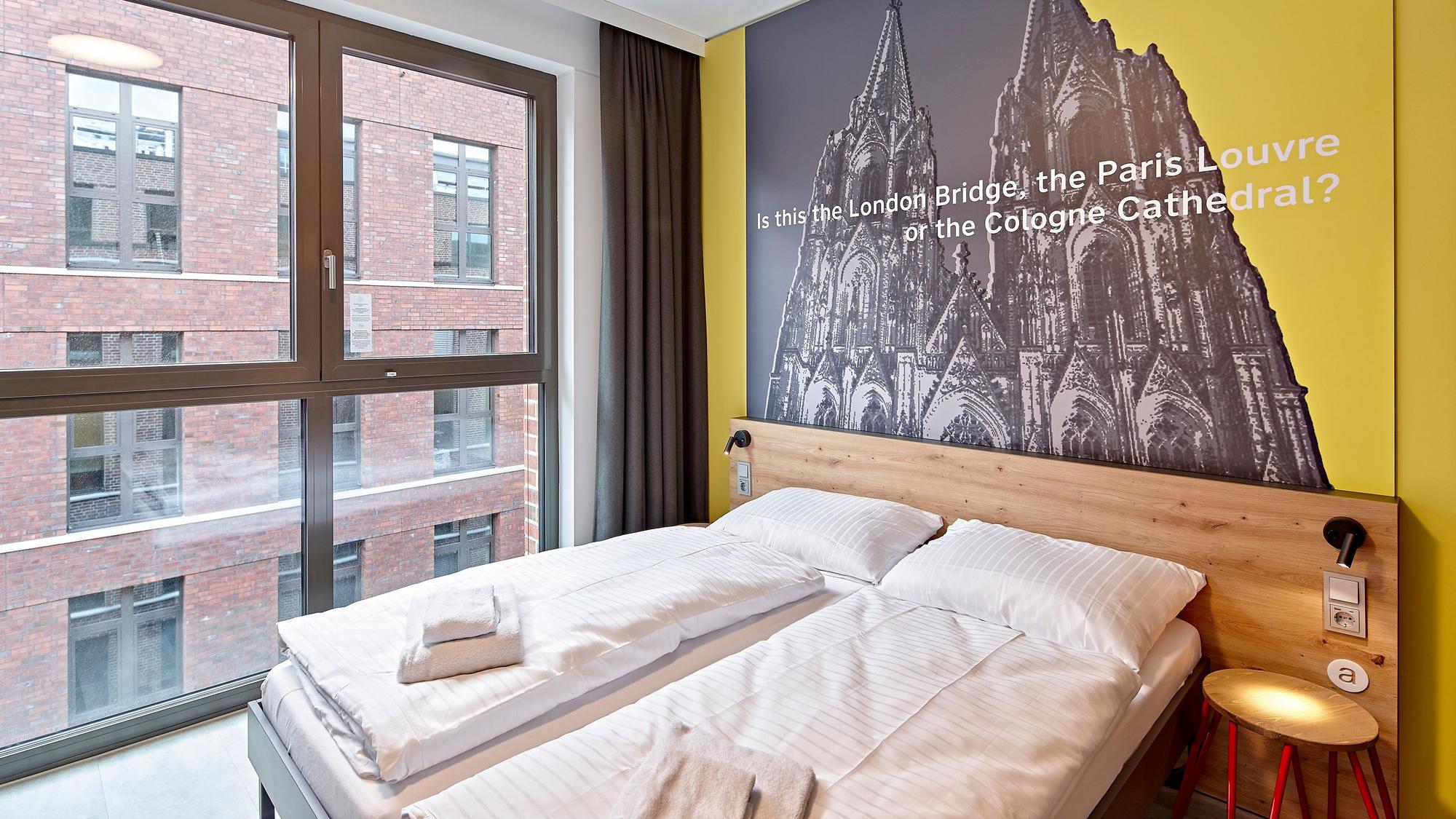 Blick in ein Zimmer des Meininger Hotels West.