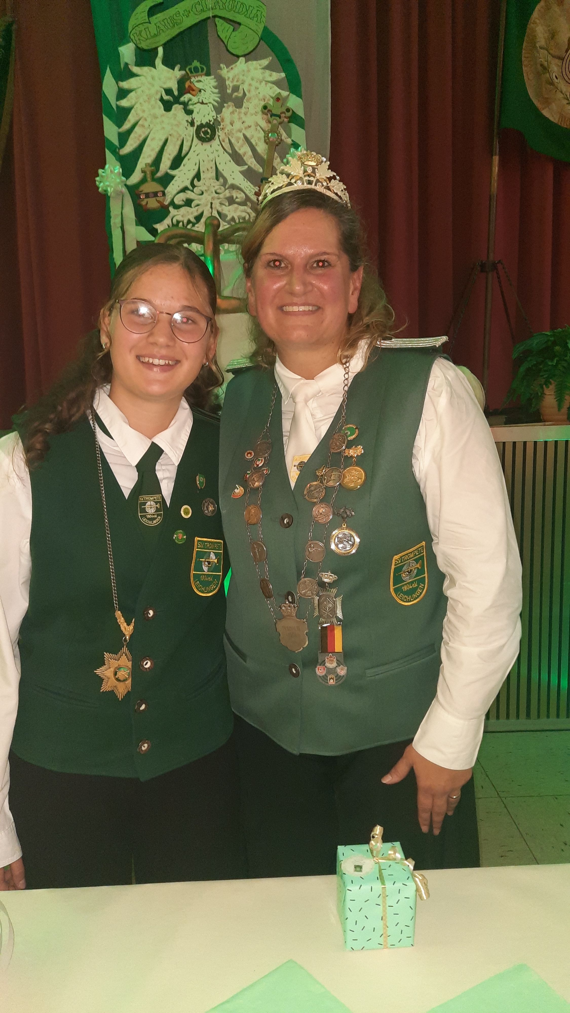 Hermine Flader (13) ist die neue Prinzessin des Schützenvereins Trompete, Sonja Flader die neue Königin.