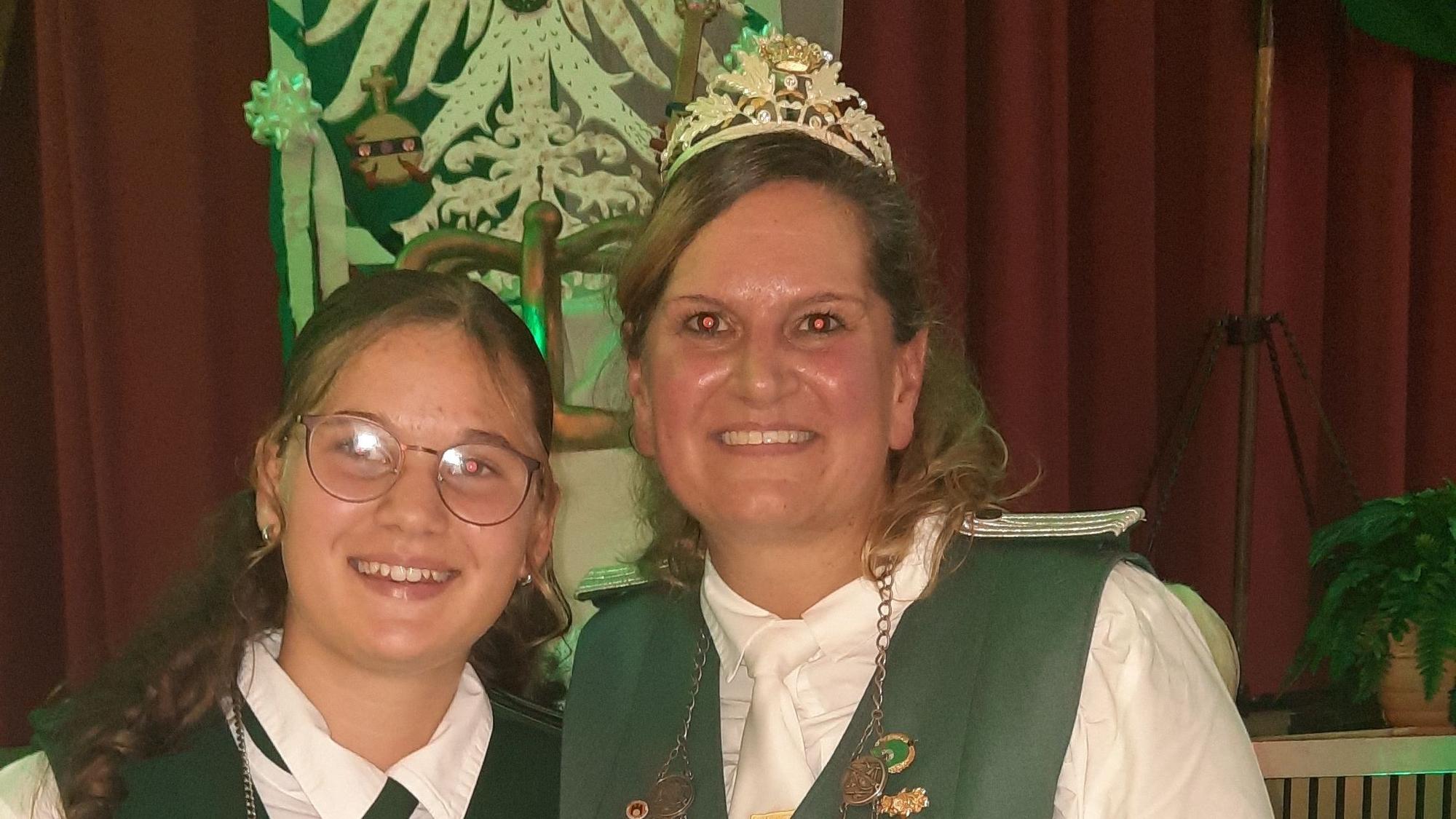 Hermine Flader (13) ist die neue Prinzessin des Schützenvereins Trompete, Sonja Flader die neue Königin.