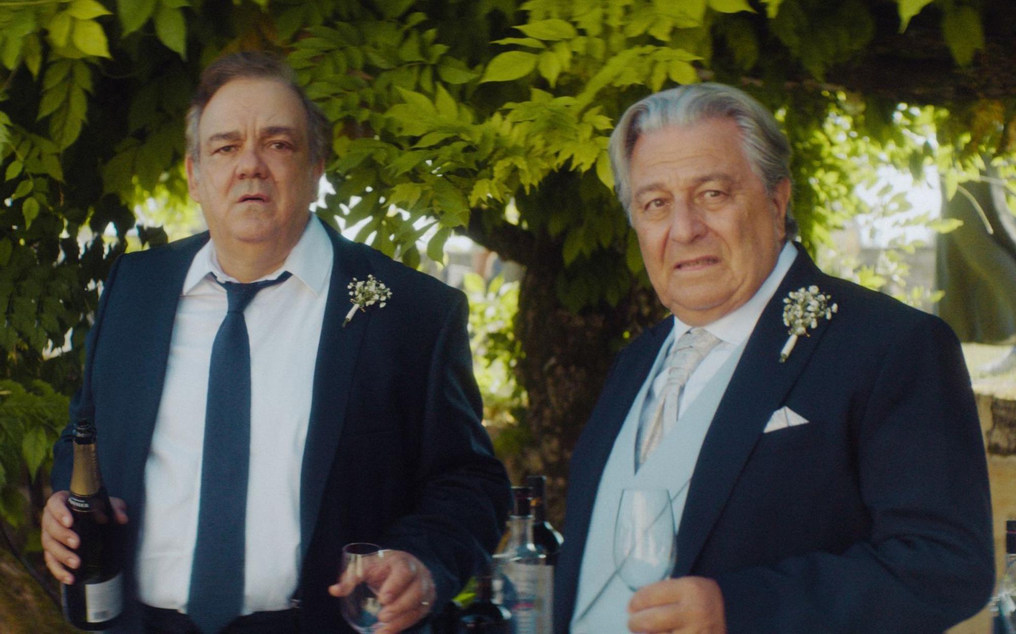 Gérard (Didier Bourdon, links) und Frédéric (Christian Clavier) müssen niederschmetternde Nachrichten verkraften. (Bild: Weltkino/White and Yellow Films/SND)