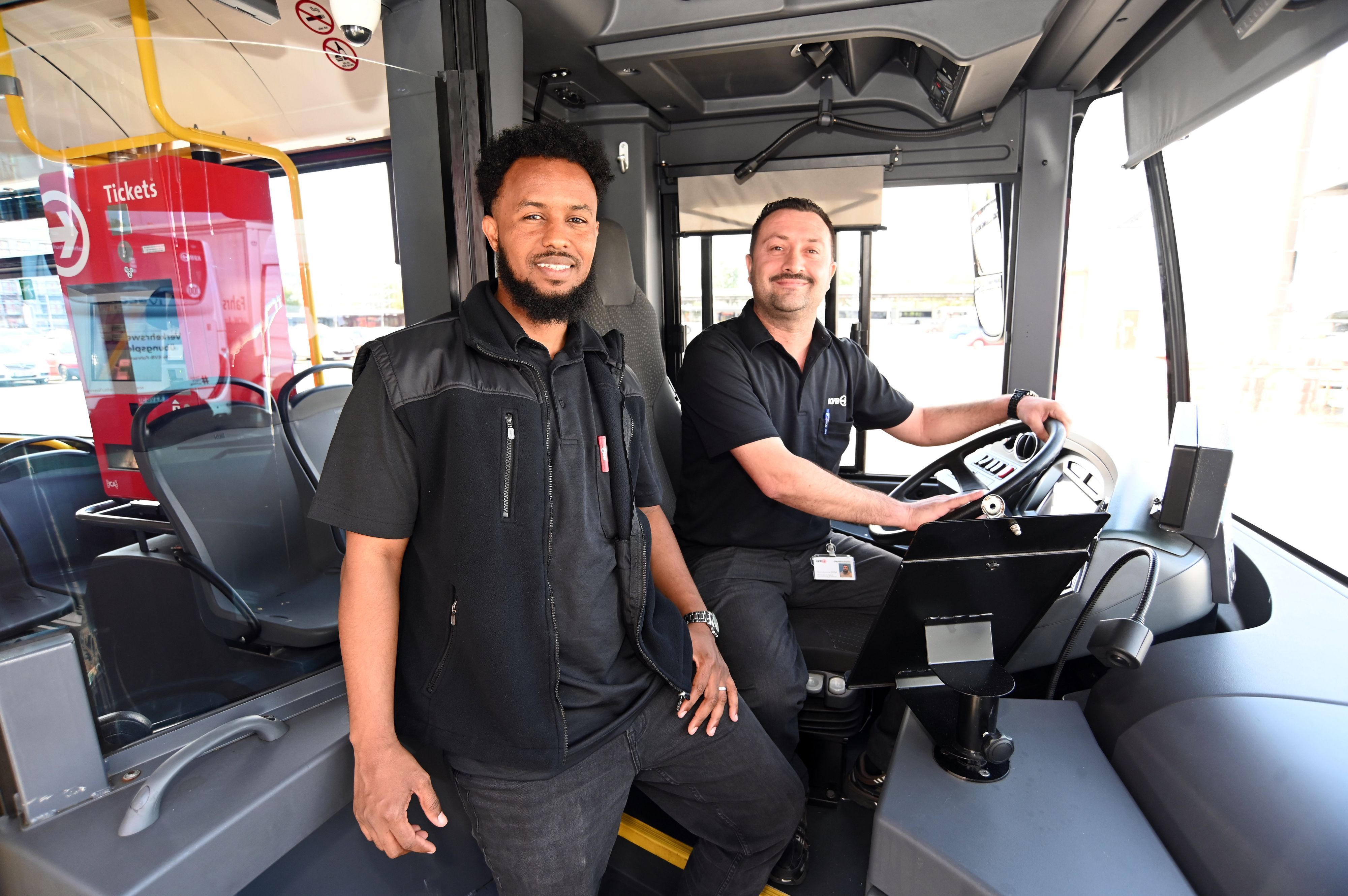 26.08.2026 Köln. Die Kölner Verkehrs-Betriebe und die Agentur für Arbeit haben geflüchtete Menschen zu Busfahrern ausgebildet. Foto: Alexander Schwaiger