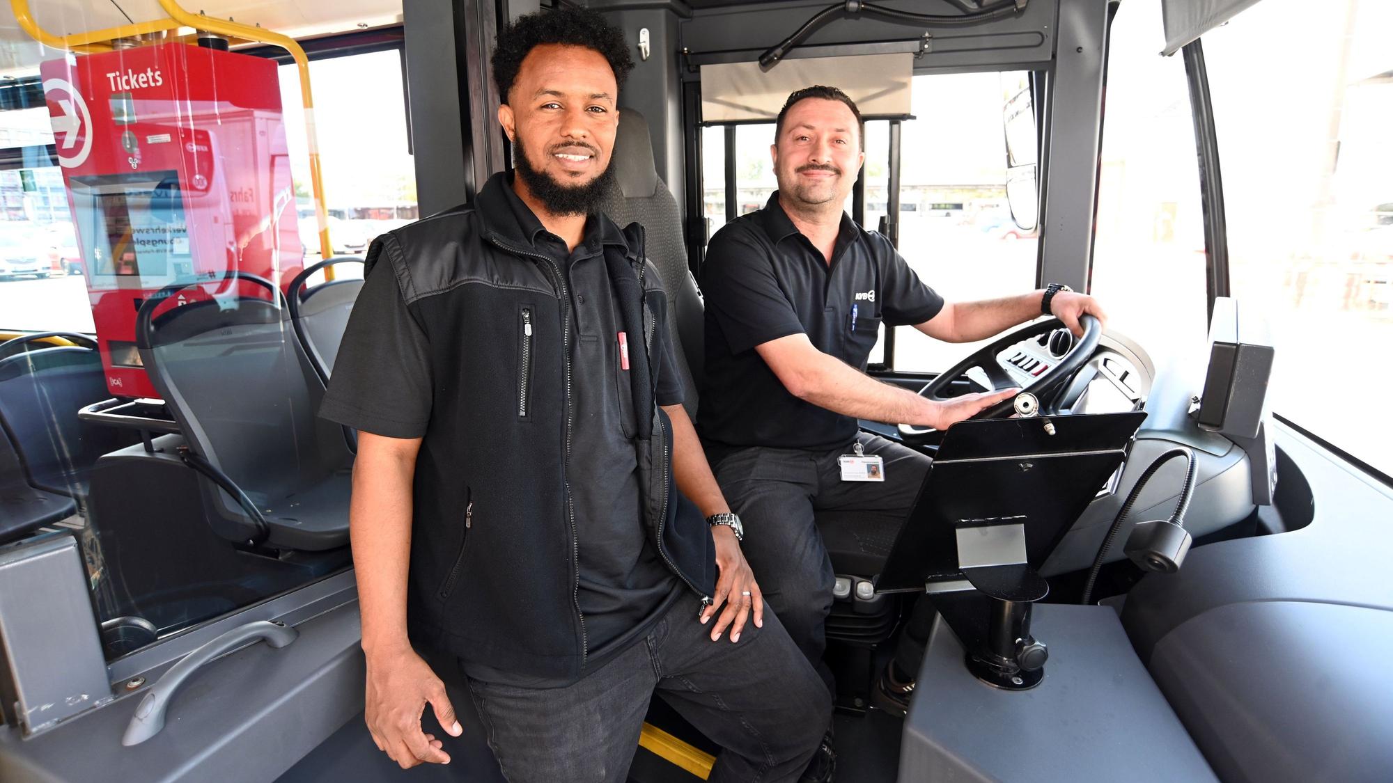 26.08.2026 Köln. Die Kölner Verkehrs-Betriebe und die Agentur für Arbeit haben geflüchtete Menschen zu Busfahrern ausgebildet. Foto: Alexander Schwaiger