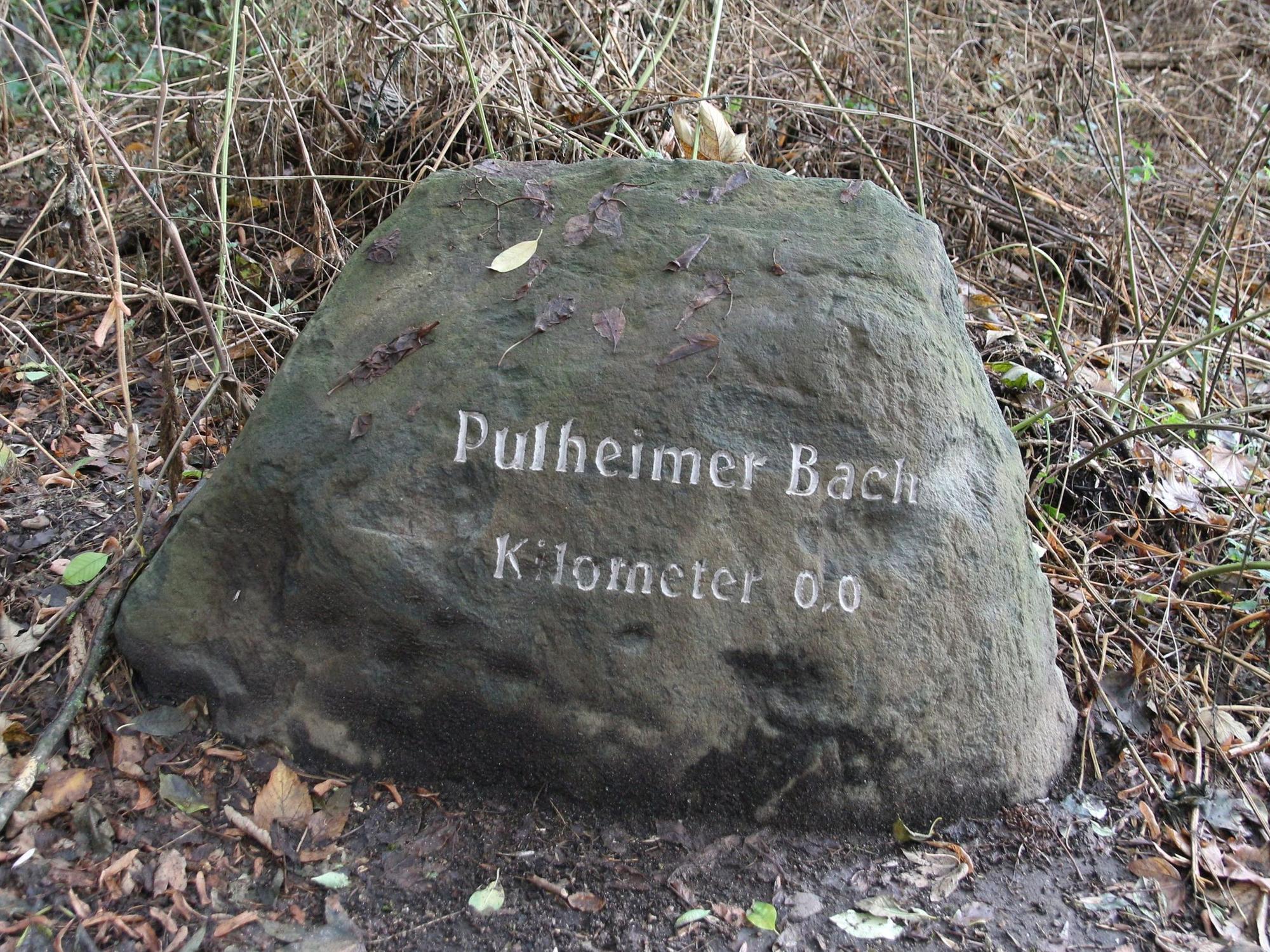 Ein Stein mit der Aufschrift Pulheimer Bach.
