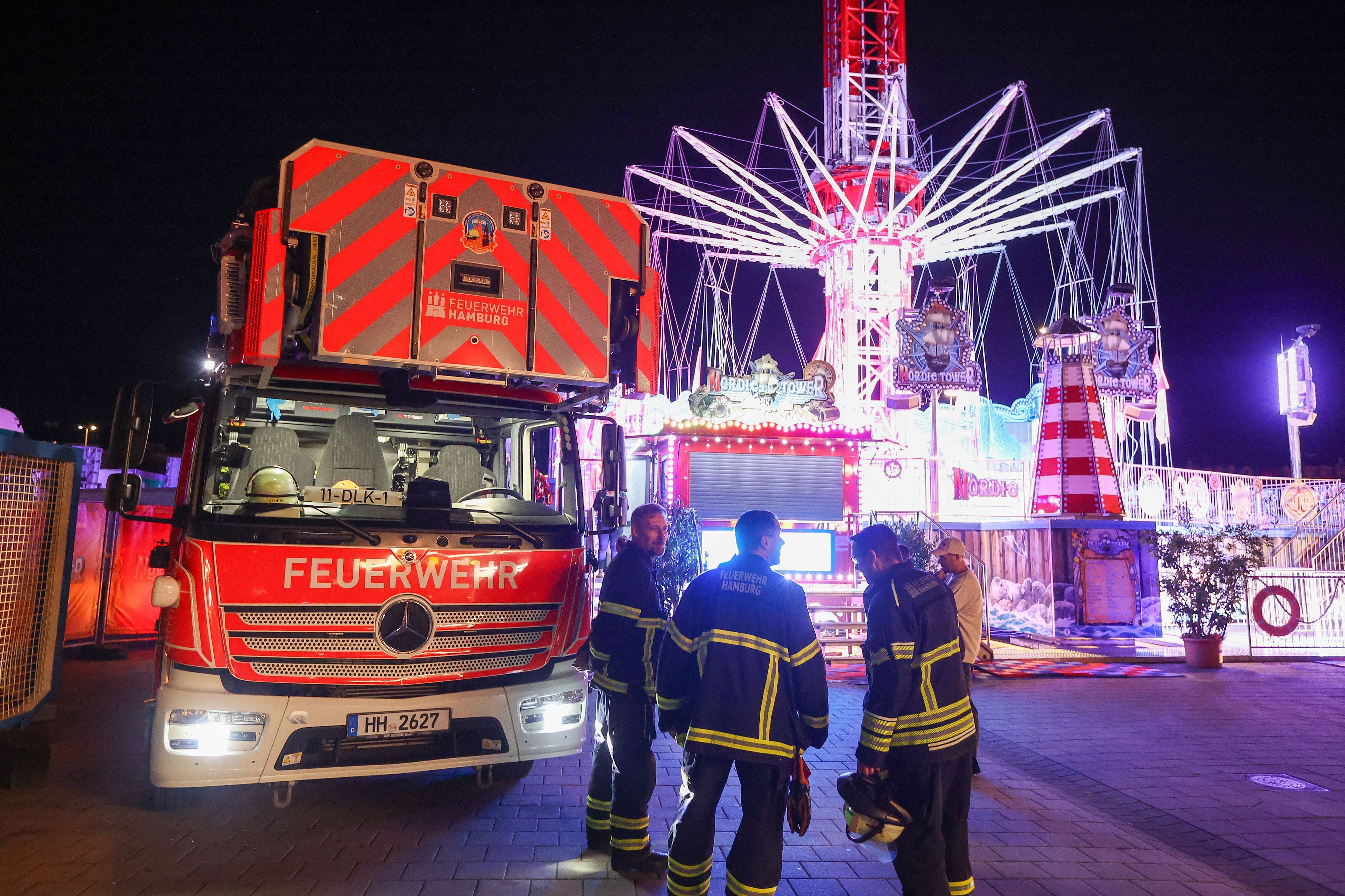Rettungskräfte sind an einem Fahrgeschäft auf dem Hamburger Dom im Einsatz.