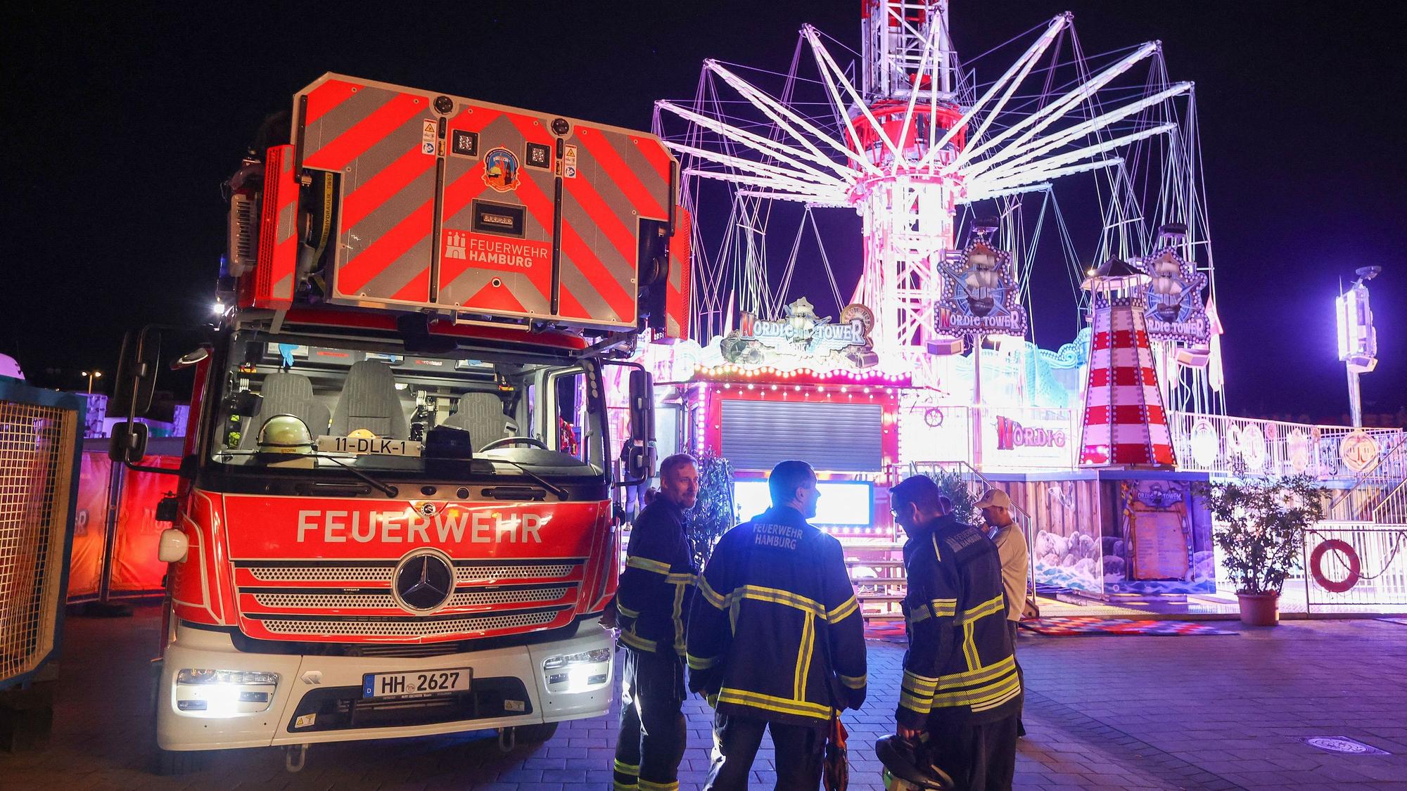 Rettungskräfte sind an einem Fahrgeschäft auf dem Hamburger Dom im Einsatz.