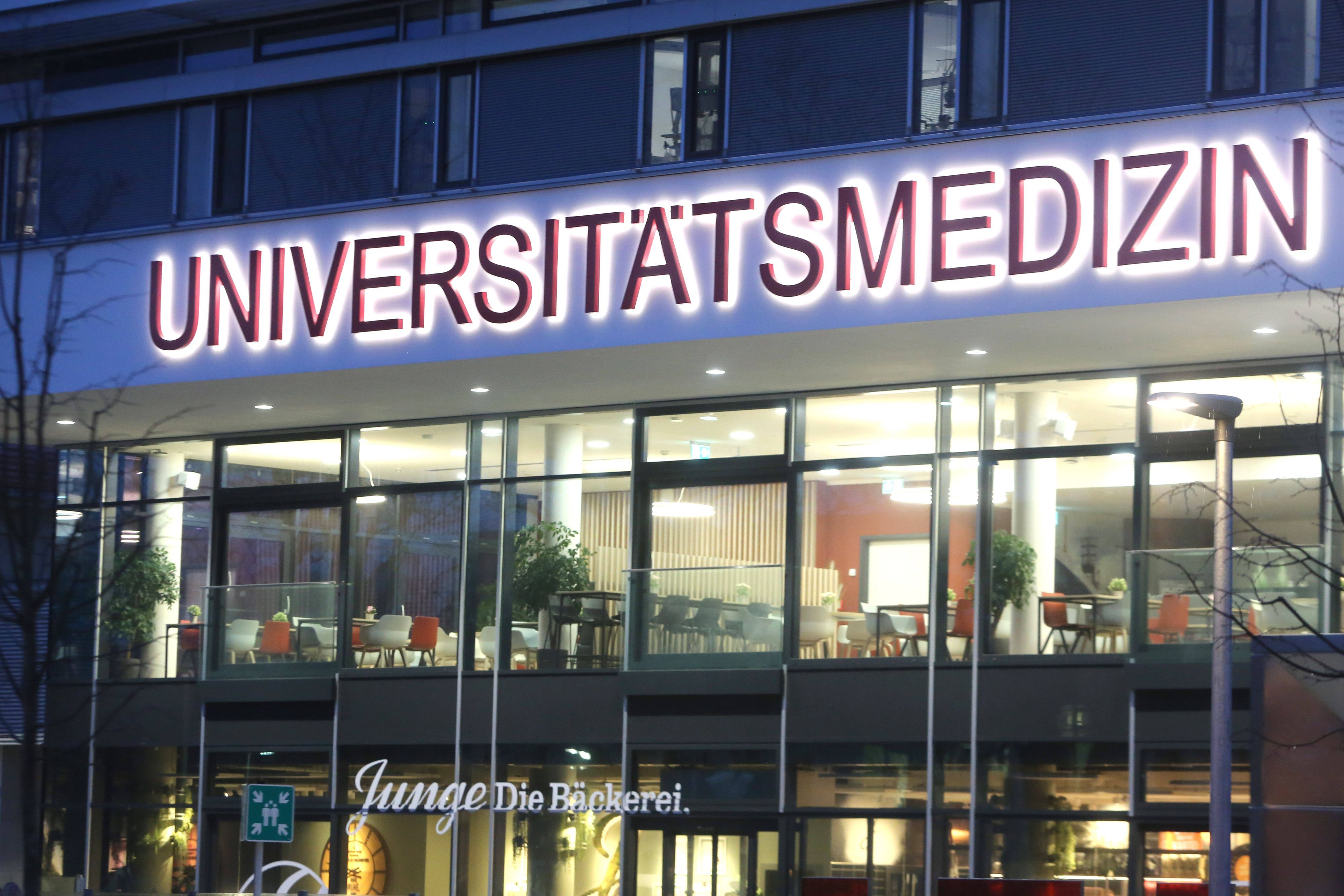 Ein Oberarzt der Rostocker Unimedizin hat rassistische und menschenverachtende Posts eingeräumt und wurde sofort freigestellt. (Archivbild)