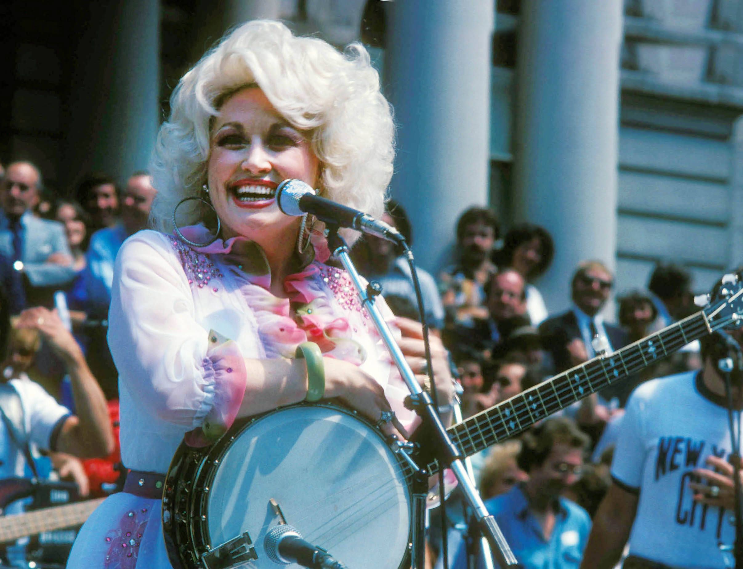Dolly Parton auf der Bühne.