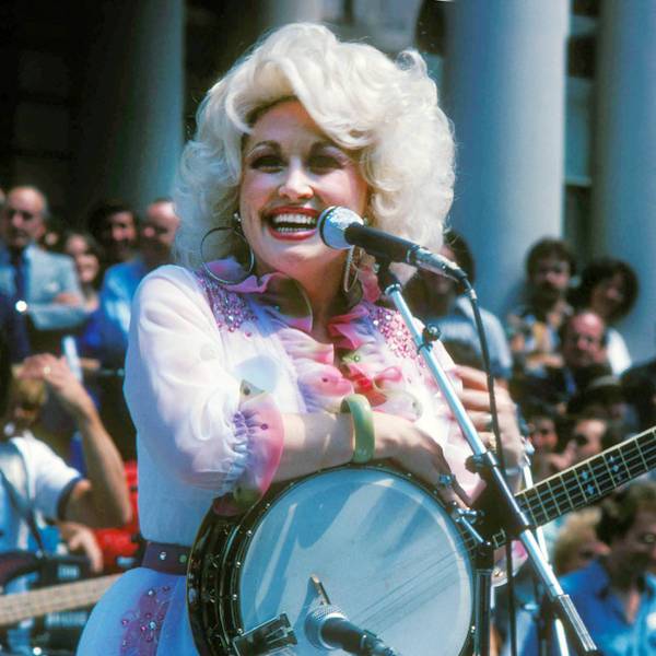 Dolly Parton auf der Bühne.