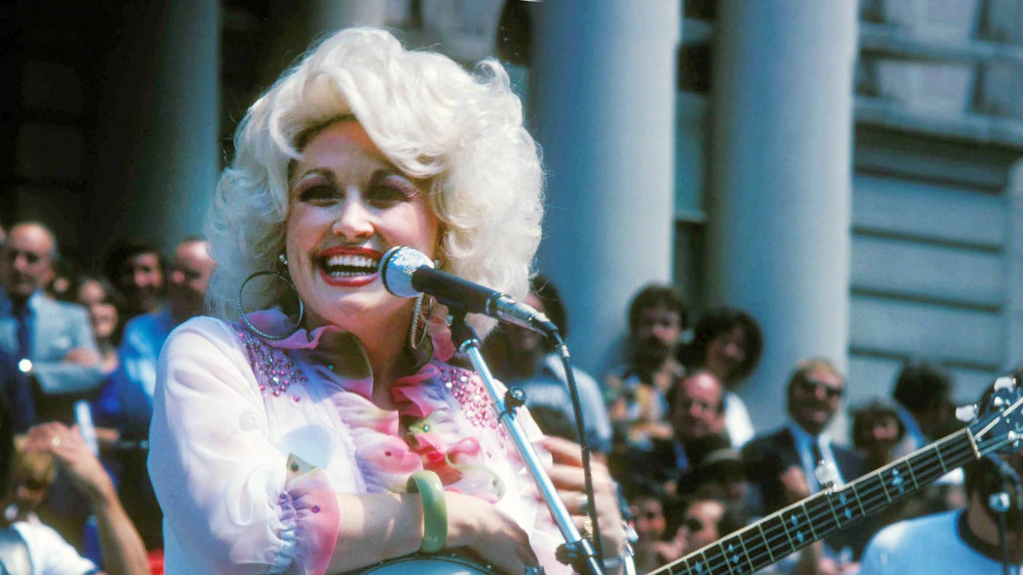 Dolly Parton auf der Bühne.