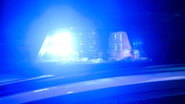 Ein Blaulicht leuchtet auf einem Einsatzfahrzeug der Polizei.