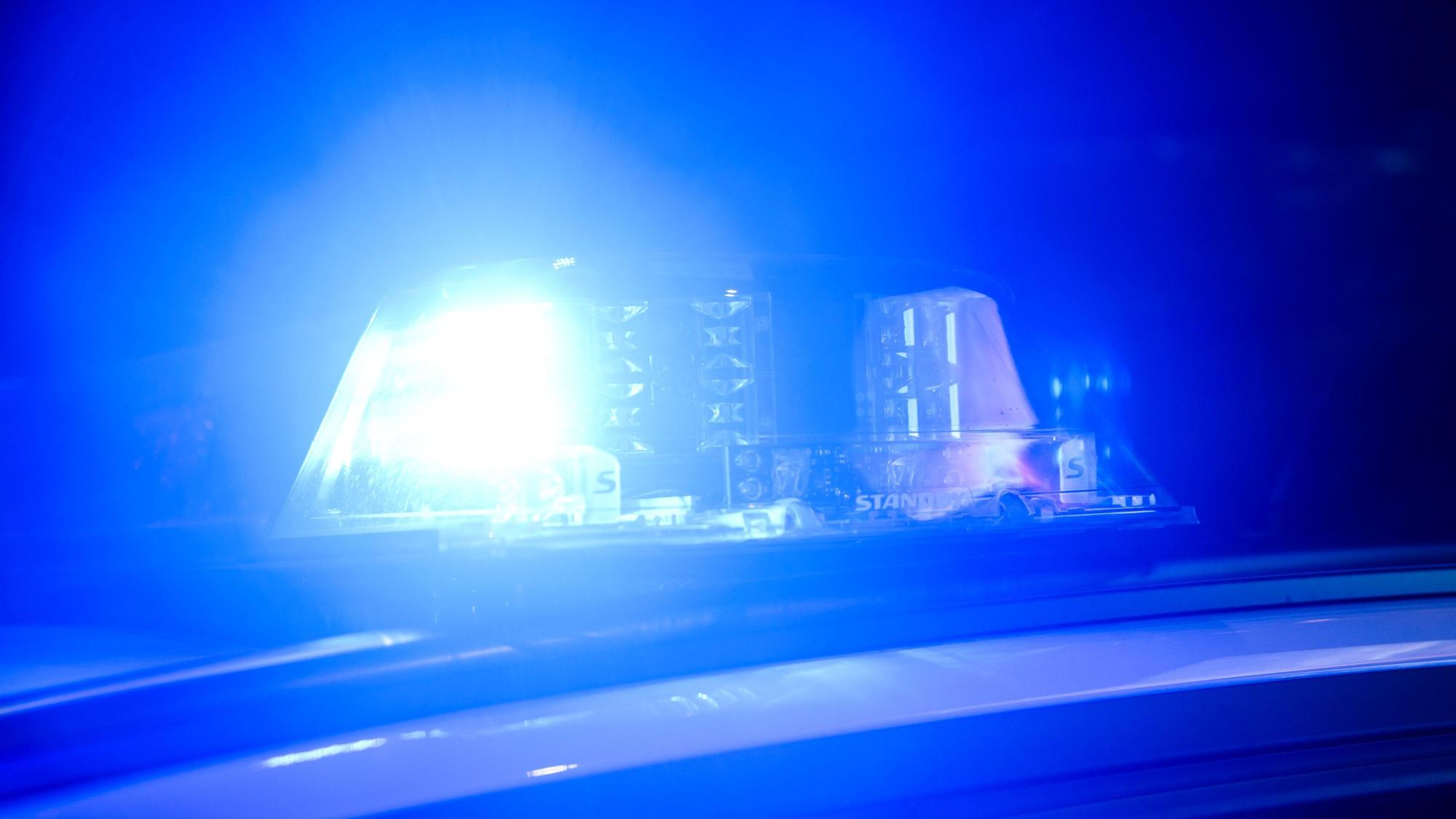 Ein Blaulicht leuchtet auf einem Einsatzfahrzeug der Polizei.