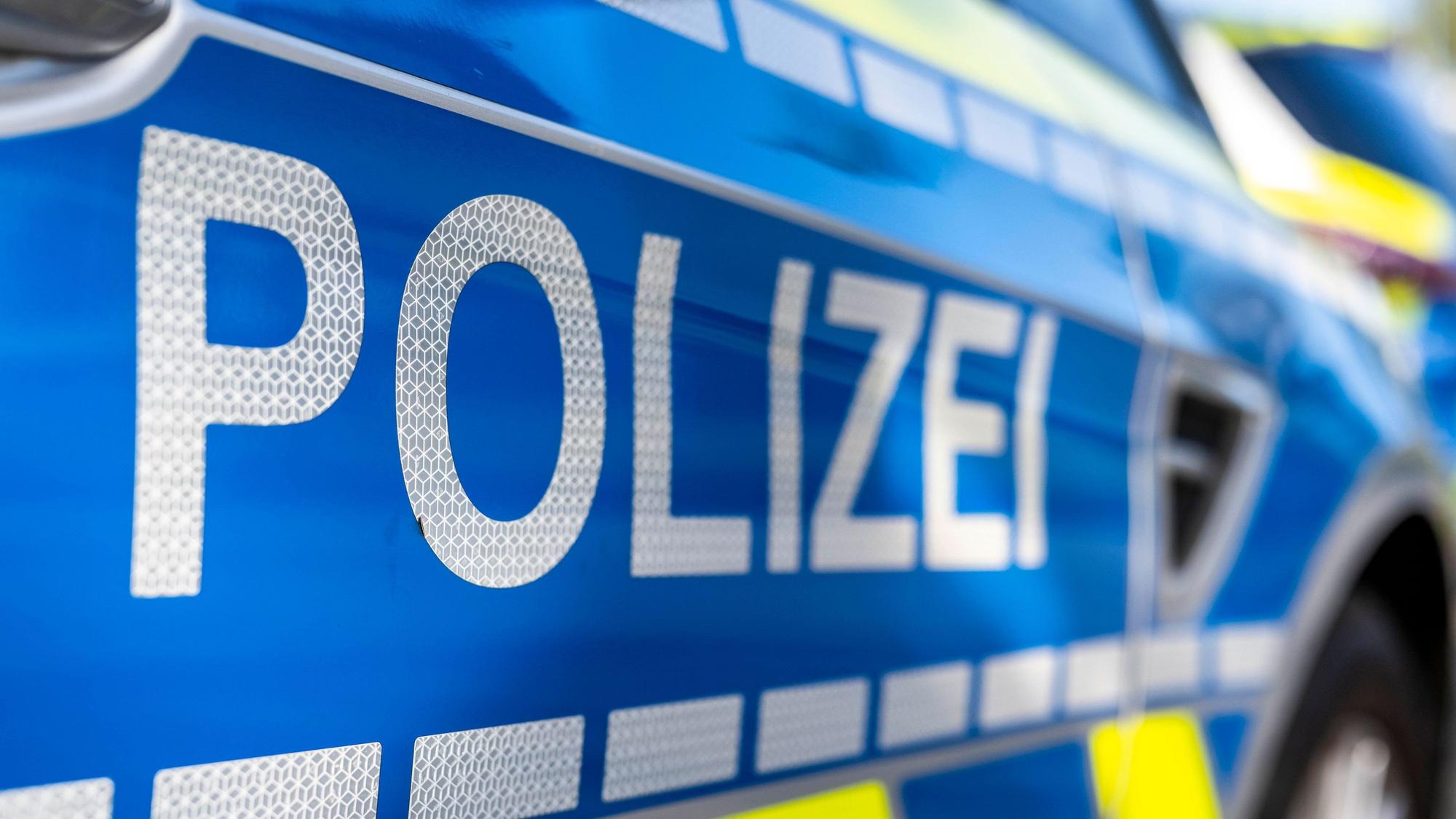 An der Tür von einem Streifenwagen steht der Schriftzug «Polizei».