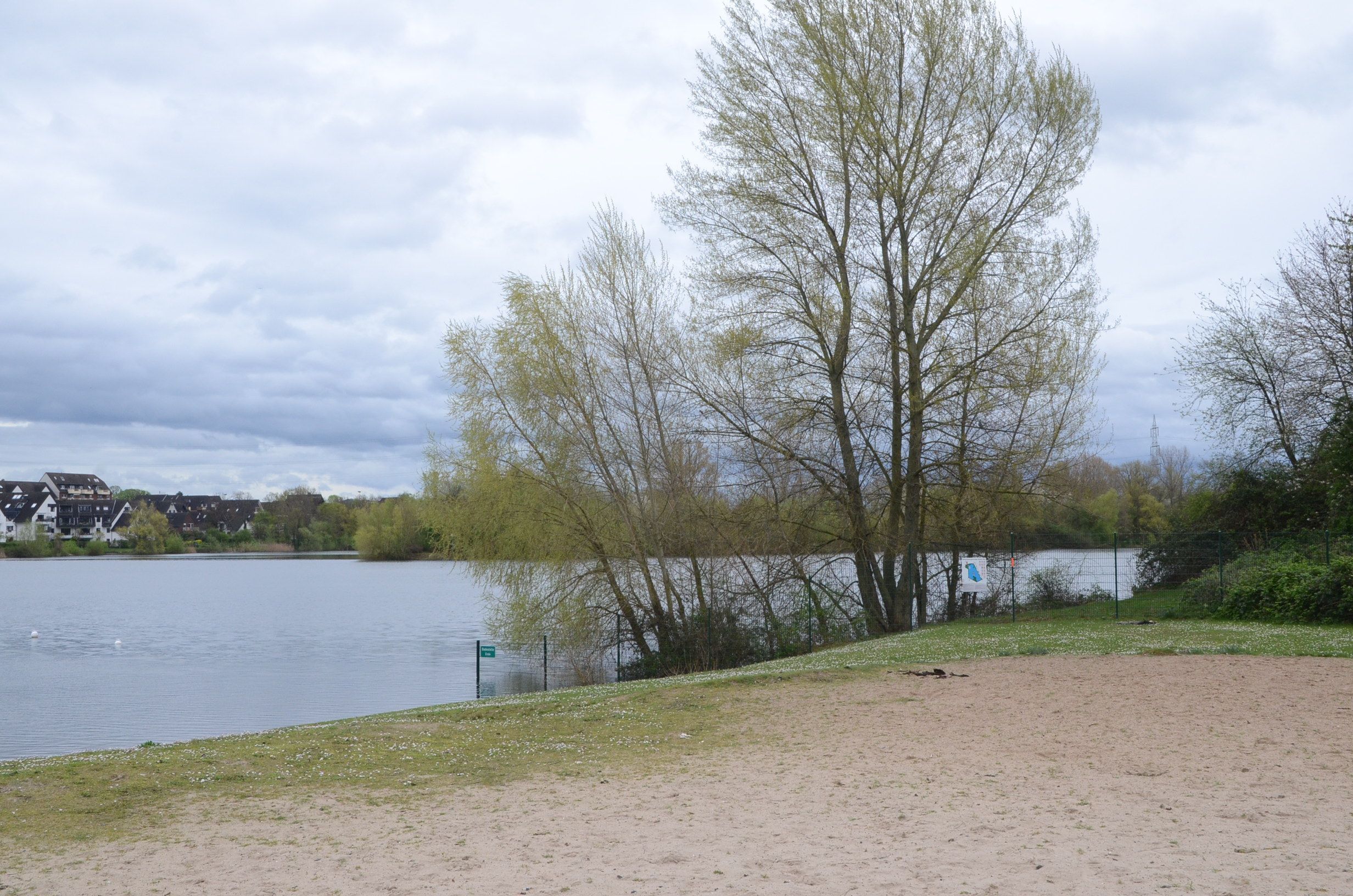 Badestrand an einem Baggersee