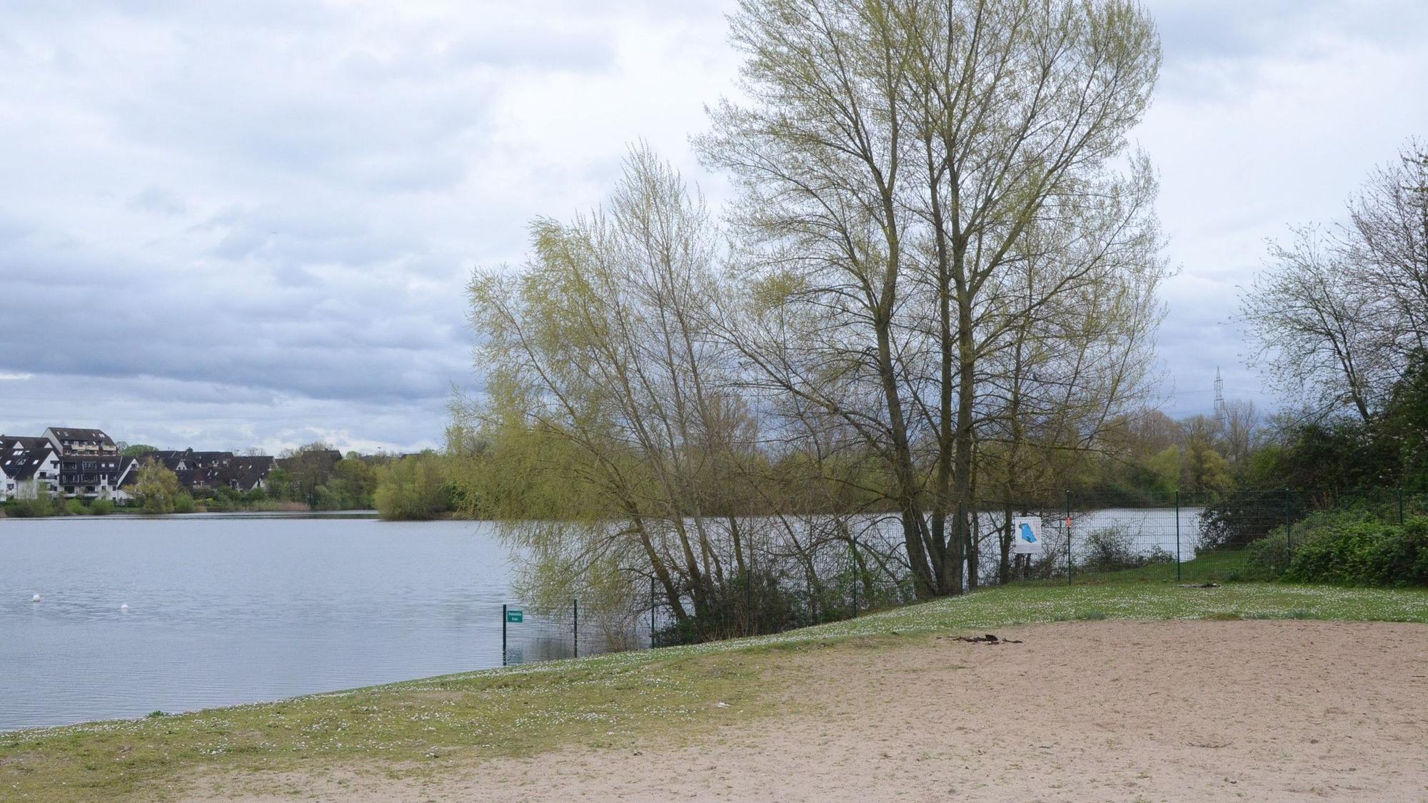 Badestrand an einem Baggersee
