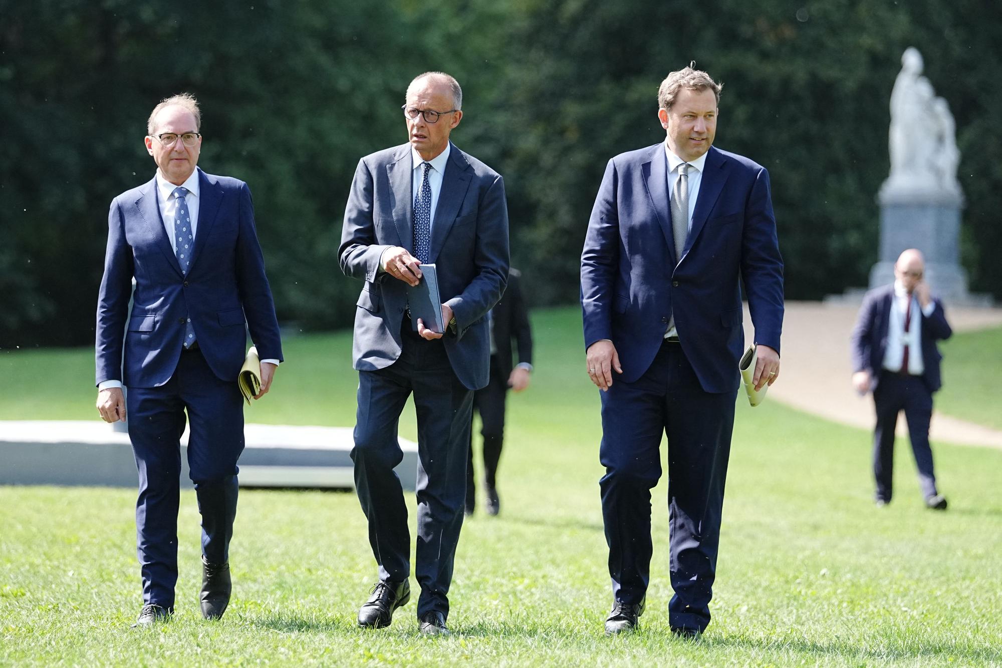 Aufbruchsignal? Kanzler Friedrich Merz (CDU) mit Vizekanzler und Finanzminister Lars Klingbeil (SPD) und Innenminister Alexander Dobrindt (CSU) nach der Kabinettsklausur im Garten von Schloss Neuhardenberg.