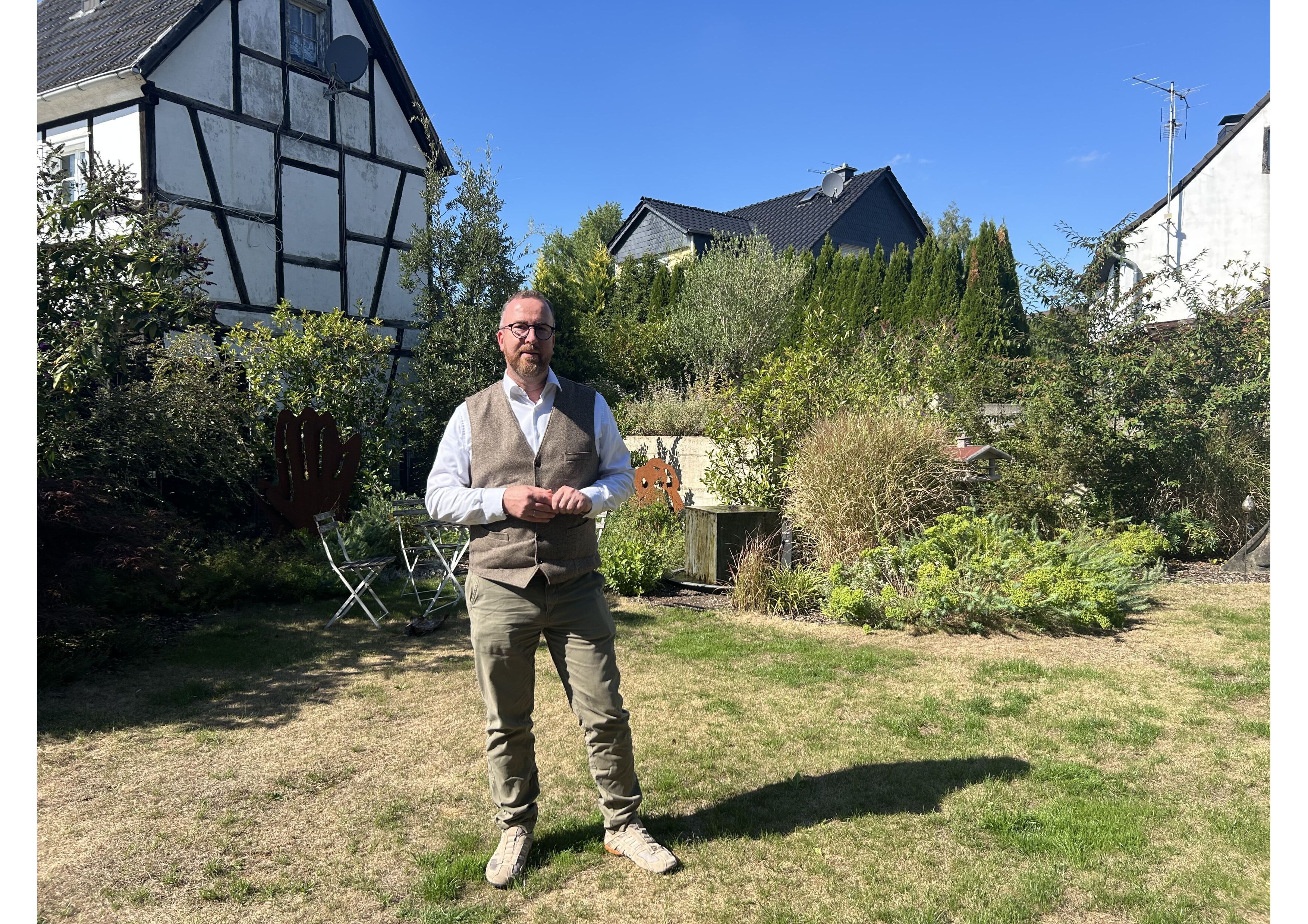 Hospizleiter Christoph Meyer zu Berstenhorst im liebevoll gepflegten Garten des Pallilev.