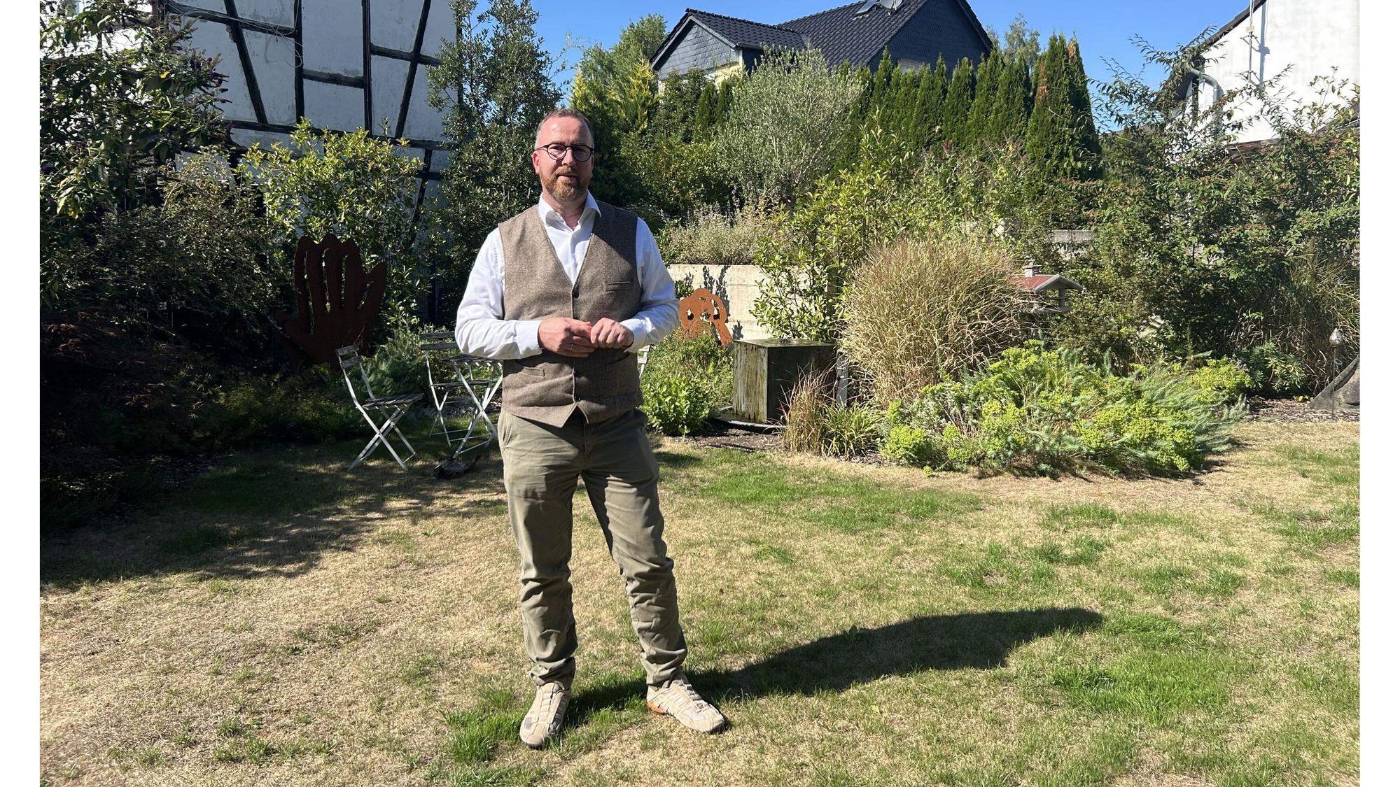 Hospizleiter Christoph Meyer zu Berstenhorst im liebevoll gepflegten Garten des Pallilev.