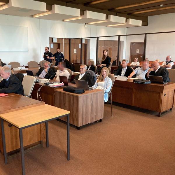 Die Angeklagten und ihre Verteidiger am Mittwoch im Kölner Landgericht.