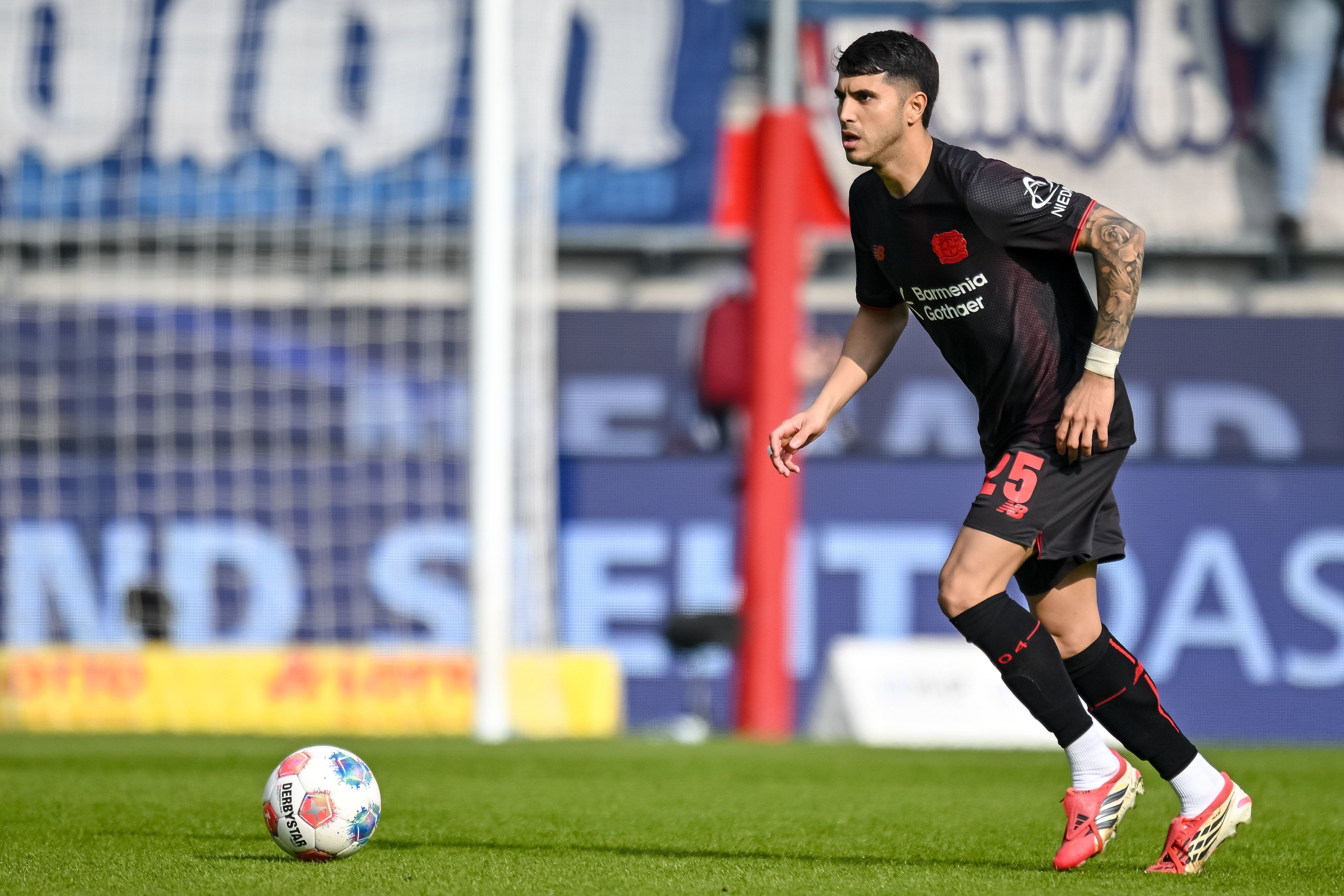 ARCHIV - 21.03.2026, Baden-Württemberg, Heidenheim: Fußball, Männer: Bundesliga, 1. FC Heidenheim - Bayer Leverkusen, 27. Spieltag, Voith-Arena. Exequiel Palacios (Bayer 04 Leverkusen) in Aktion. (zu dpa: «Laut Sky: Ex-Weltmeister Palacios vor Abschied in Leverkusen») Foto: Harry Langer/dpa +++ dpa-Bildfunk +++