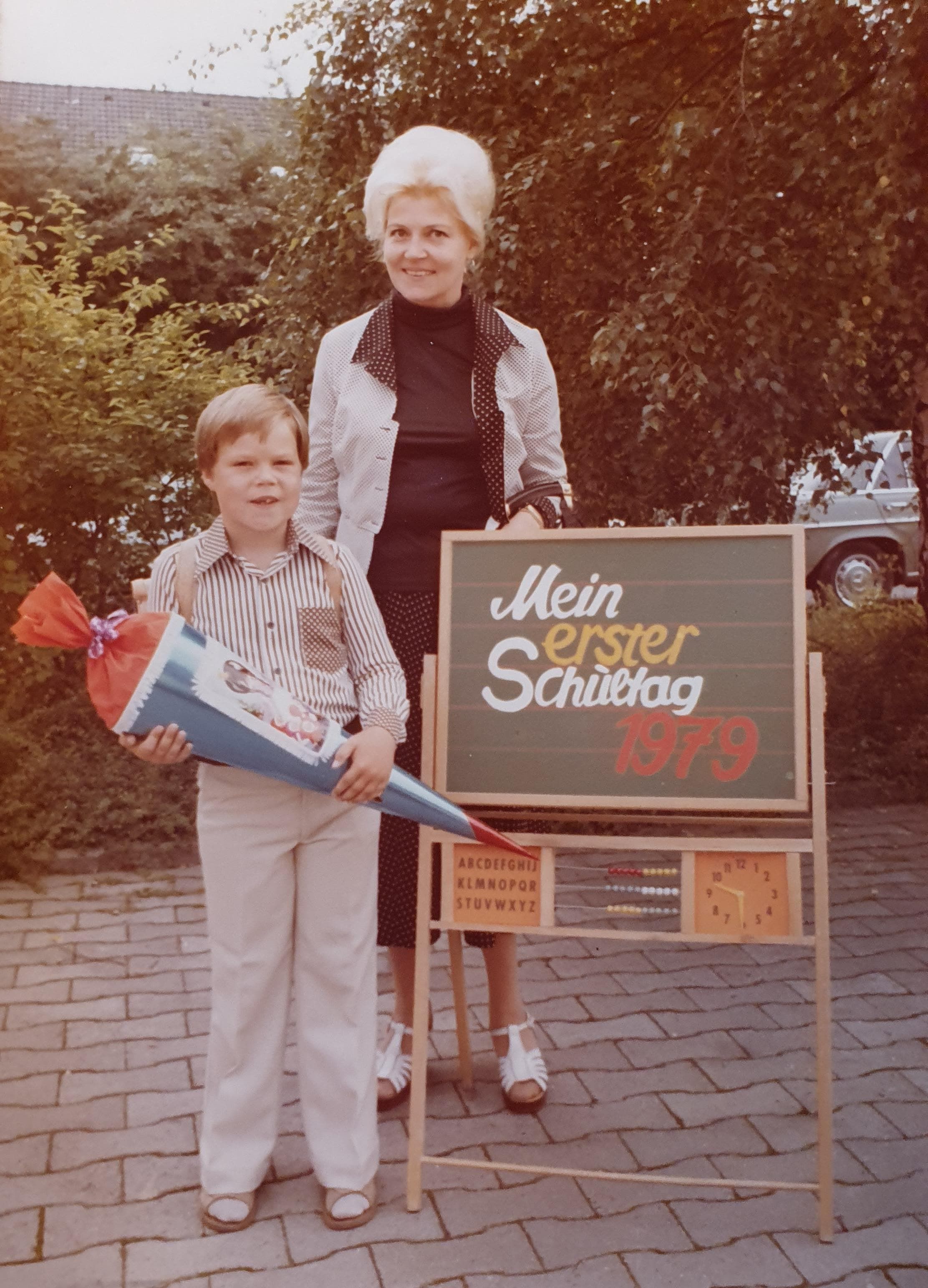 Auf dem Bild ist Frechens Bürgermeister Uwe Tietz am Tag seiner Einschulung mit seiner Mutter zu sehen.