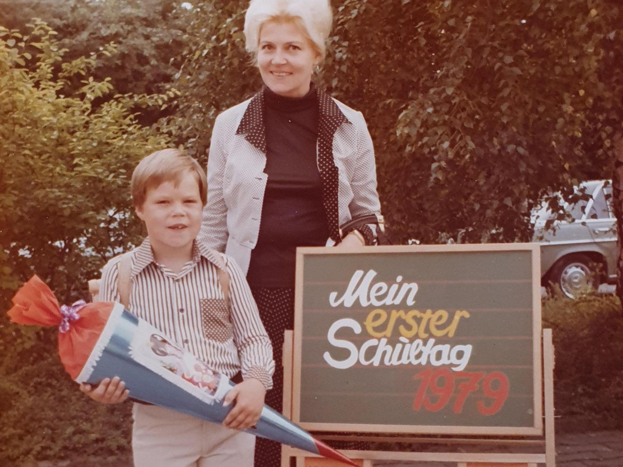 Auf dem Bild ist Frechens Bürgermeister Uwe Tietz am Tag seiner Einschulung mit seiner Mutter zu sehen.