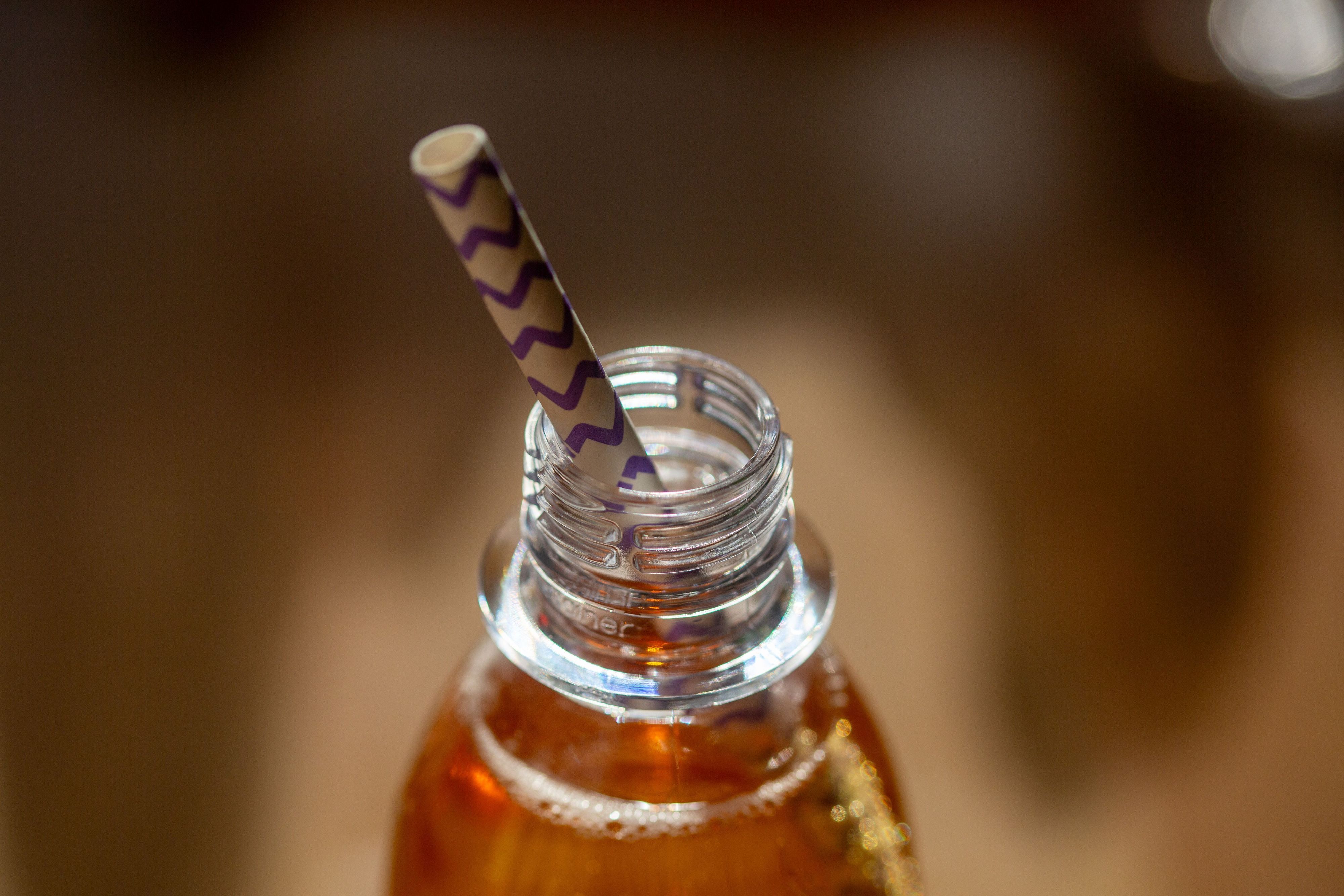 Eine geöffnete Flasche mit einem zuckerhaltigen Erfrischungsgetränk steht auf einem Tisch. (Symbolbild)