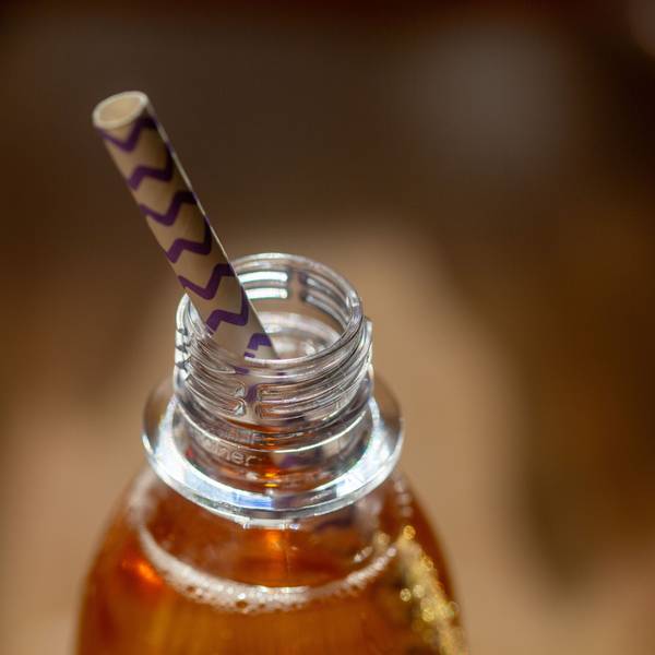 Eine geöffnete Flasche mit einem zuckerhaltigen Erfrischungsgetränk steht auf einem Tisch. (Symbolbild)