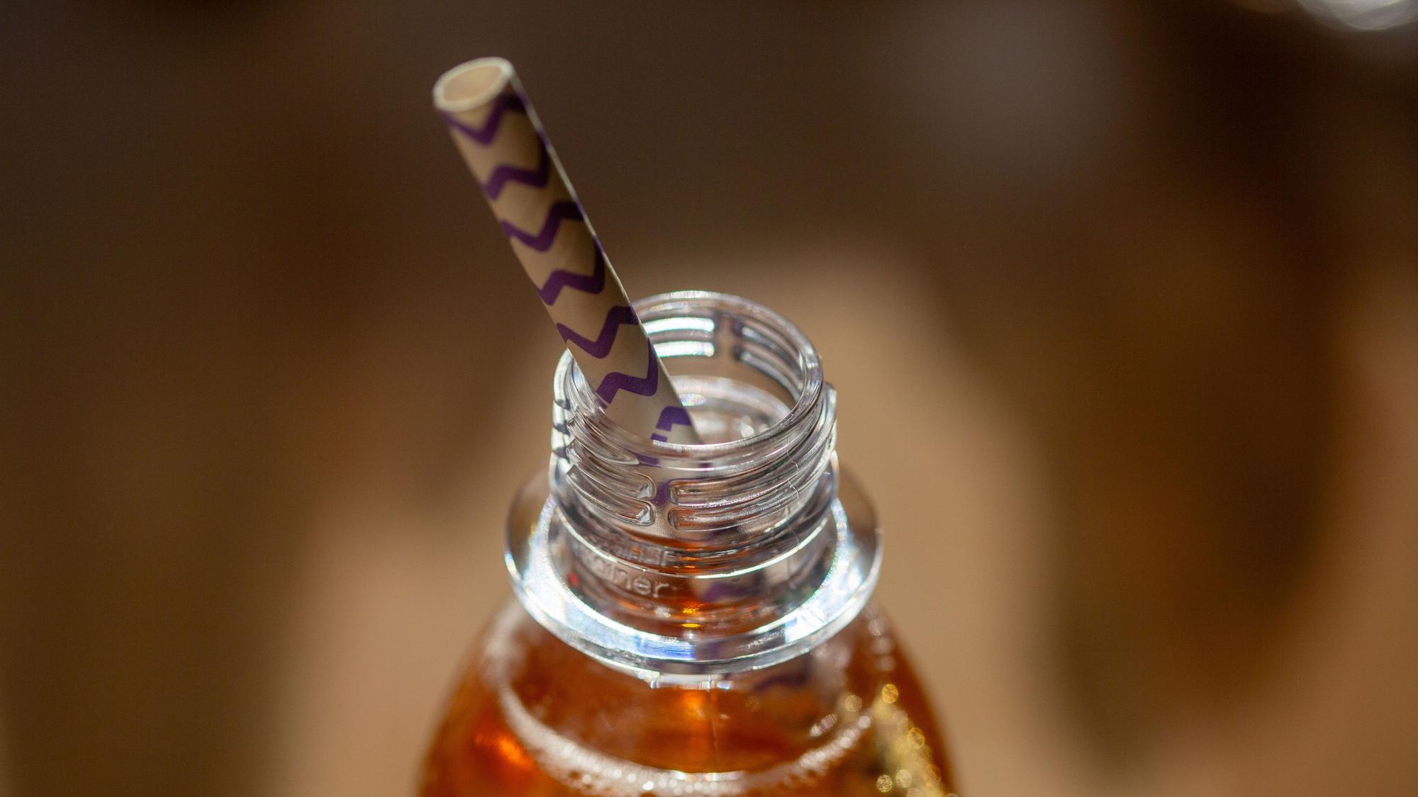 Eine geöffnete Flasche mit einem zuckerhaltigen Erfrischungsgetränk steht auf einem Tisch. (Symbolbild)