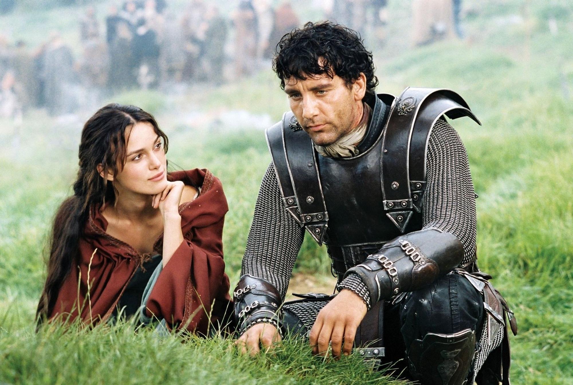 Guinevere (Keira Knightley) und Arthur (Clive Owen) finden inmitten der Kriegswirren Zeit für romantische Momente zu zweit. (Bild: ProSieben/ touchstone pictures / Jerry Bruckheimer Film)