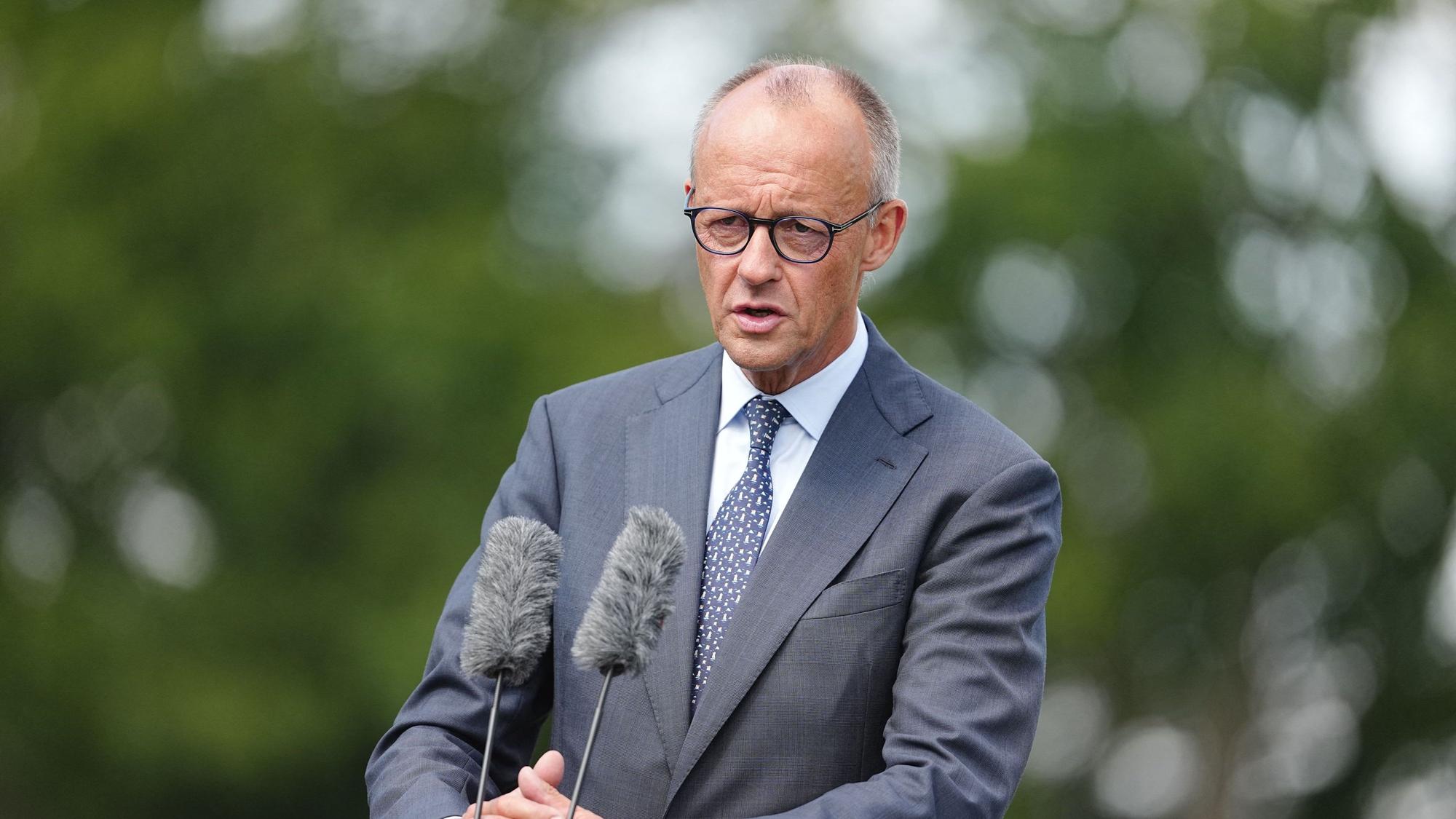 Bundeskanzler Friedrich Merz (CDU) gibt nach der Klausurtagung des Bundeskabinetts vor dem Schloss Neuhardenberg eine Pressekonferenz.