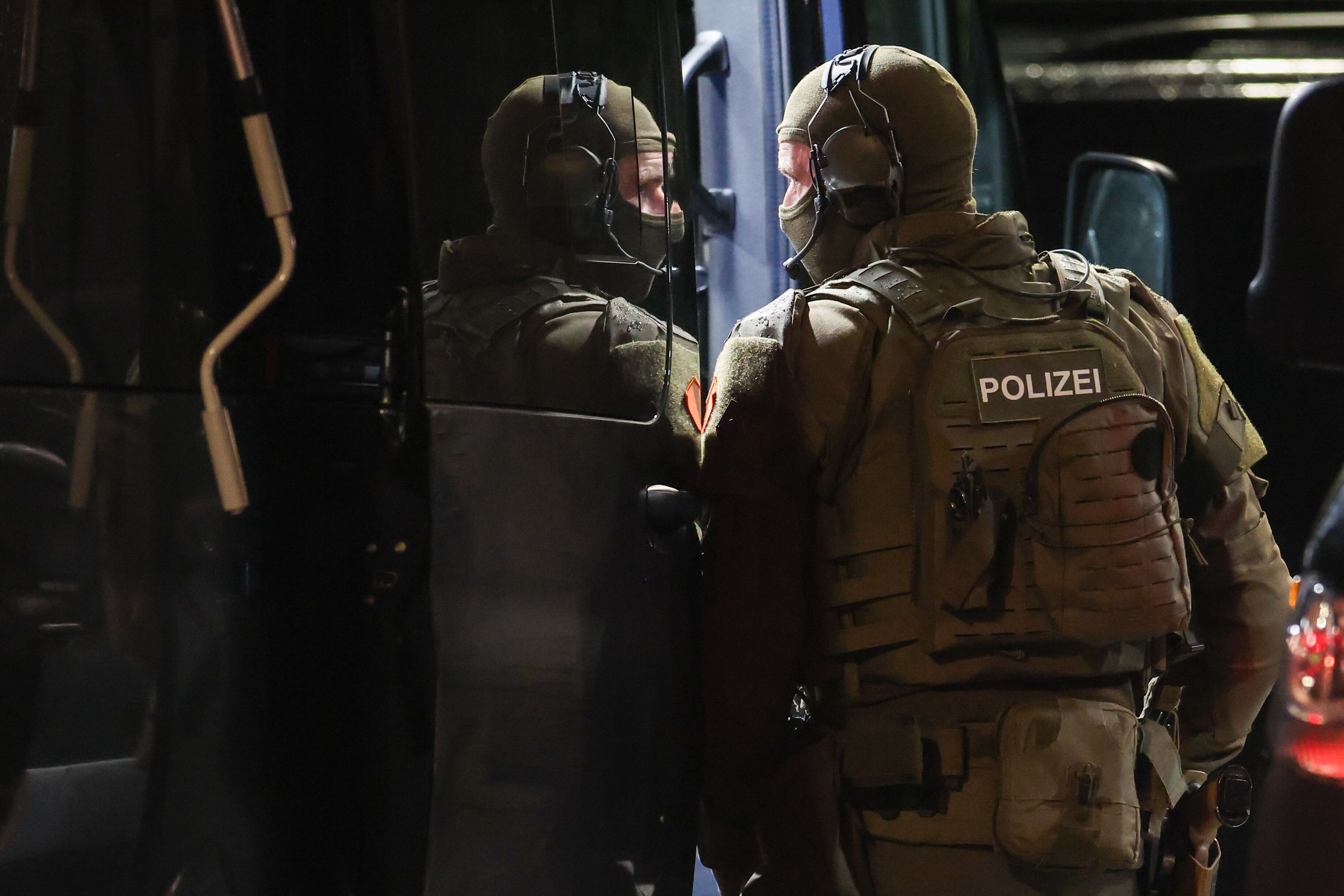 Ein Spezialeinsatzkommando (SEK) ist bei einer Bedrohungslage im Einsatz.