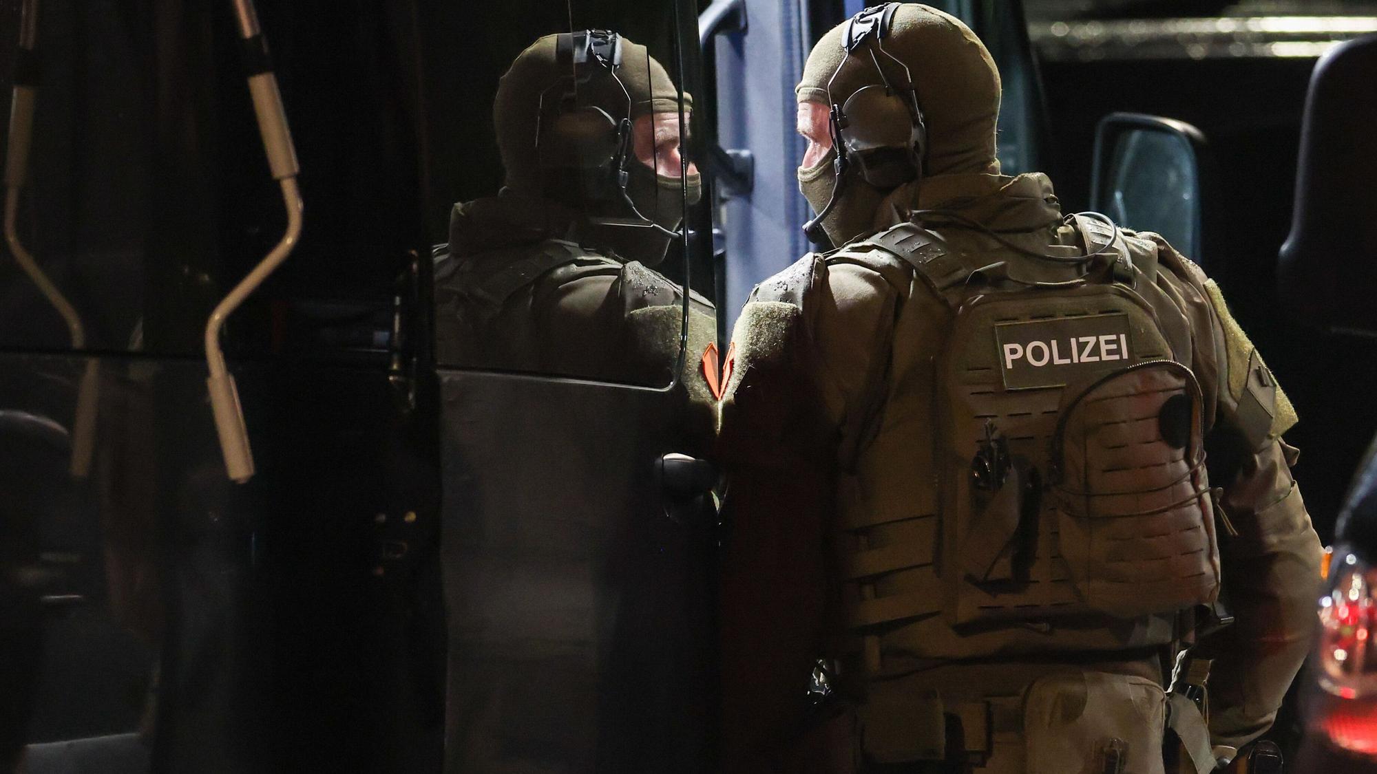 Ein Spezialeinsatzkommando (SEK) ist bei einer Bedrohungslage im Einsatz.