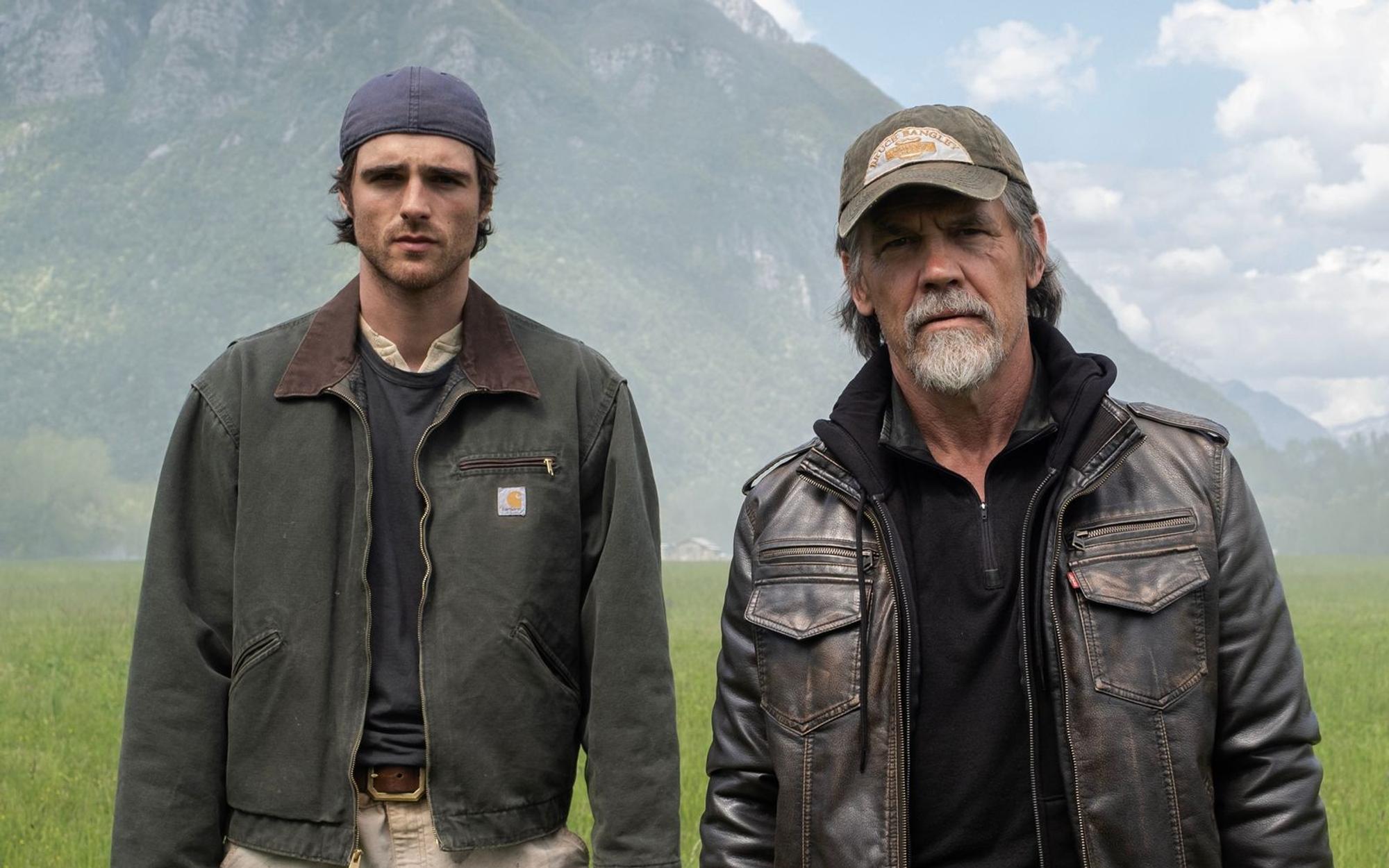 Hig (Jacob Elordi, links) und Bangley (Josh Brolin) haben sich nach der Pandemiekatastrophe zusammengetan. (Bild: Disney/20th Century Studios)