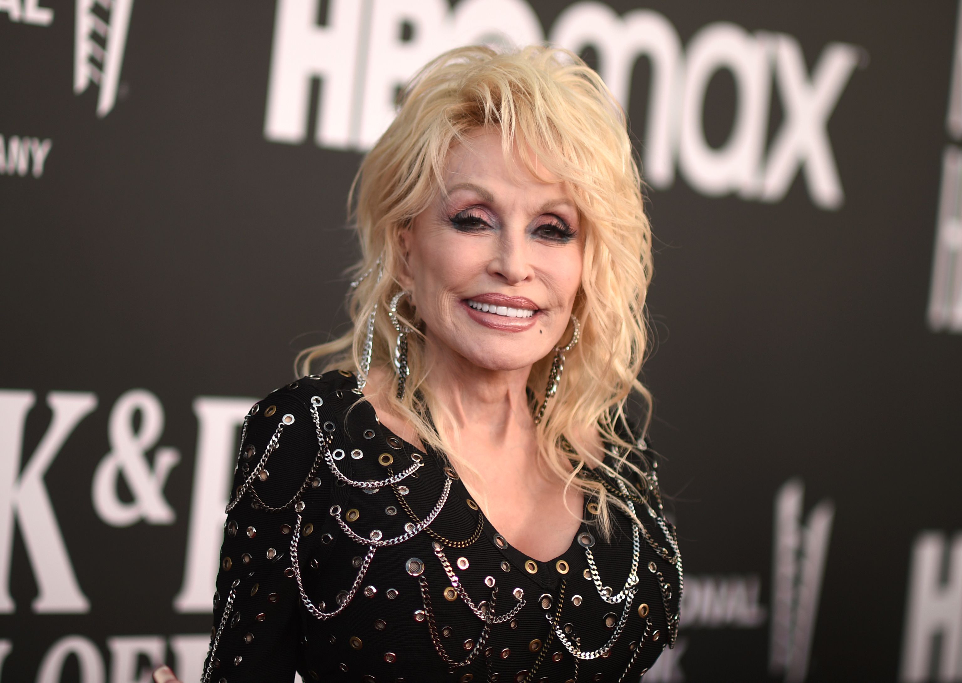 Dolly Parton kommt zur Einführungszeremonie der Rock & Roll Hall of Fame 2022 ins Microsoft Theater.
